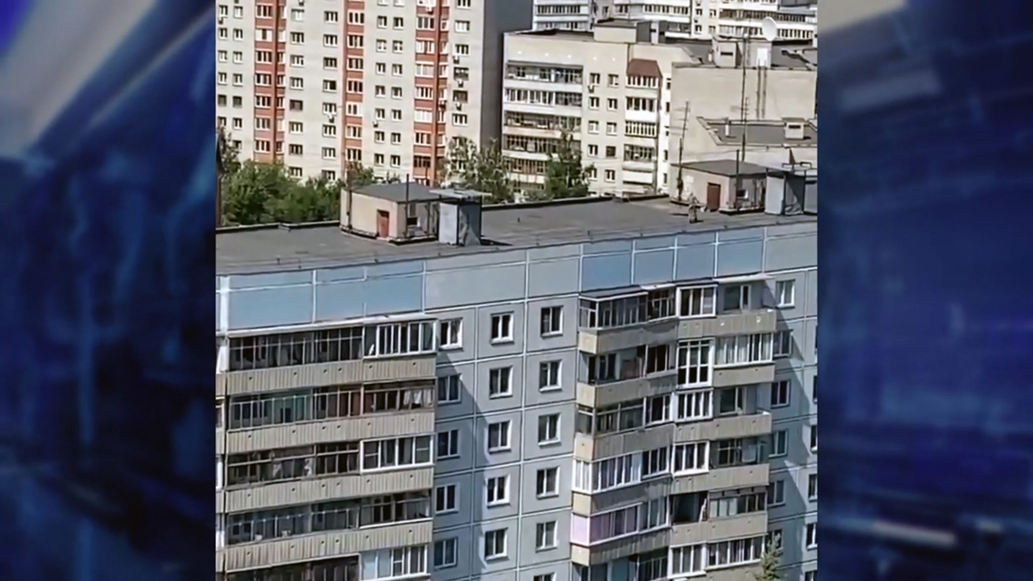 Новосибирцев удивил человек, катающийся по крыше дома на самокате