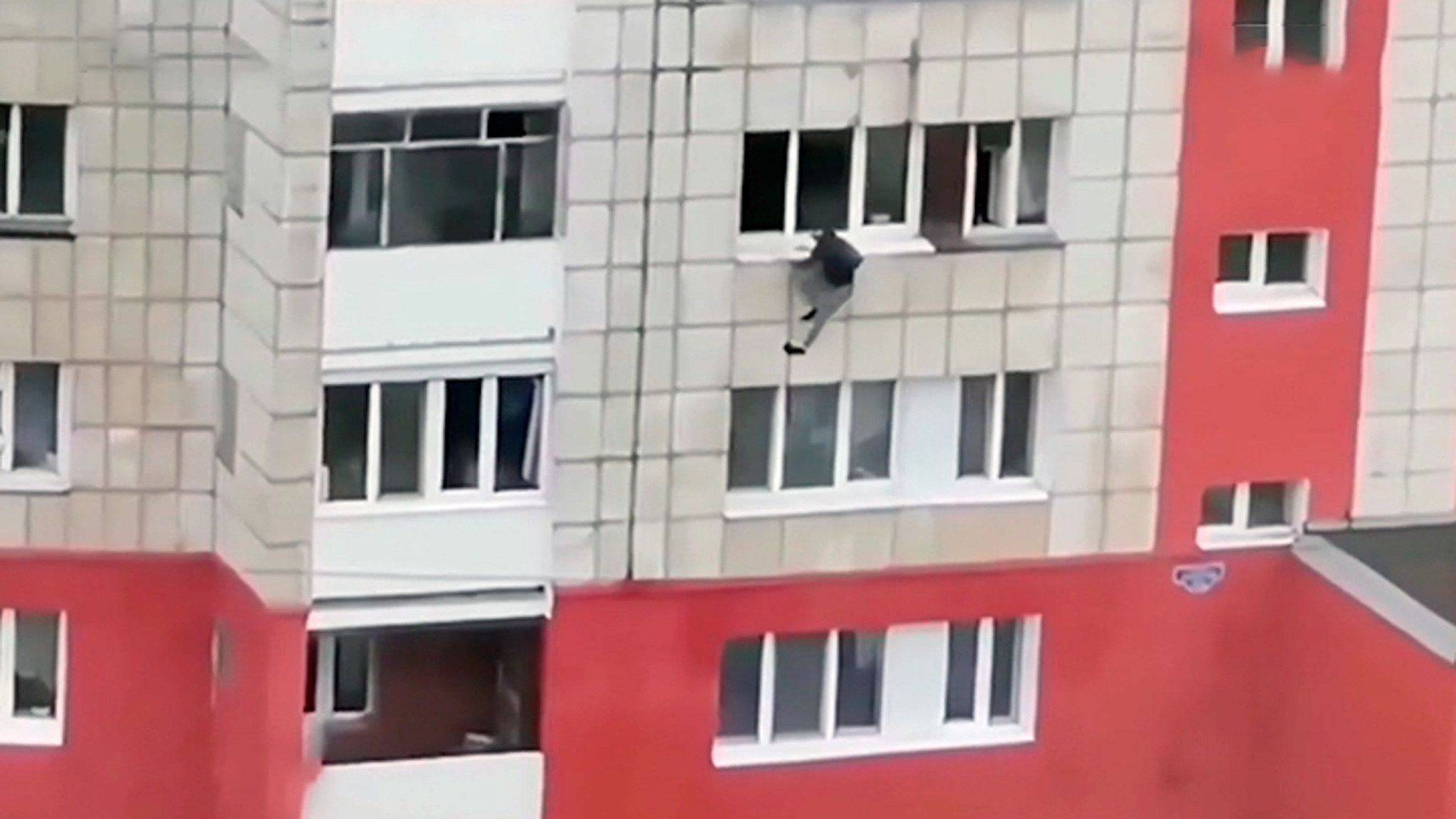 В Мотовилихе мужчина выпал из окна многоэтажки