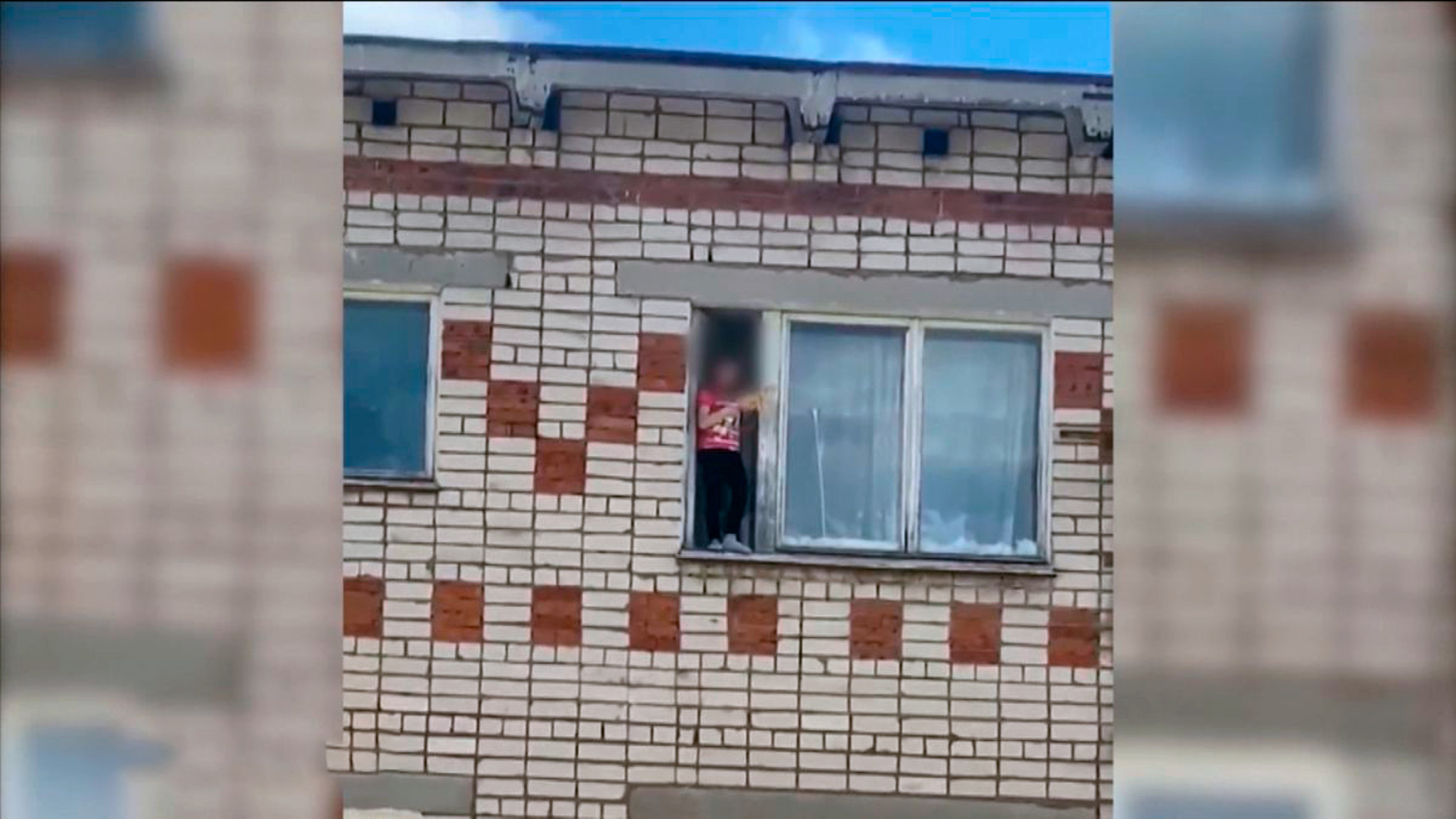 Очевидцы сняли на видео девочку, стоящую в открытом окне пятого этажа