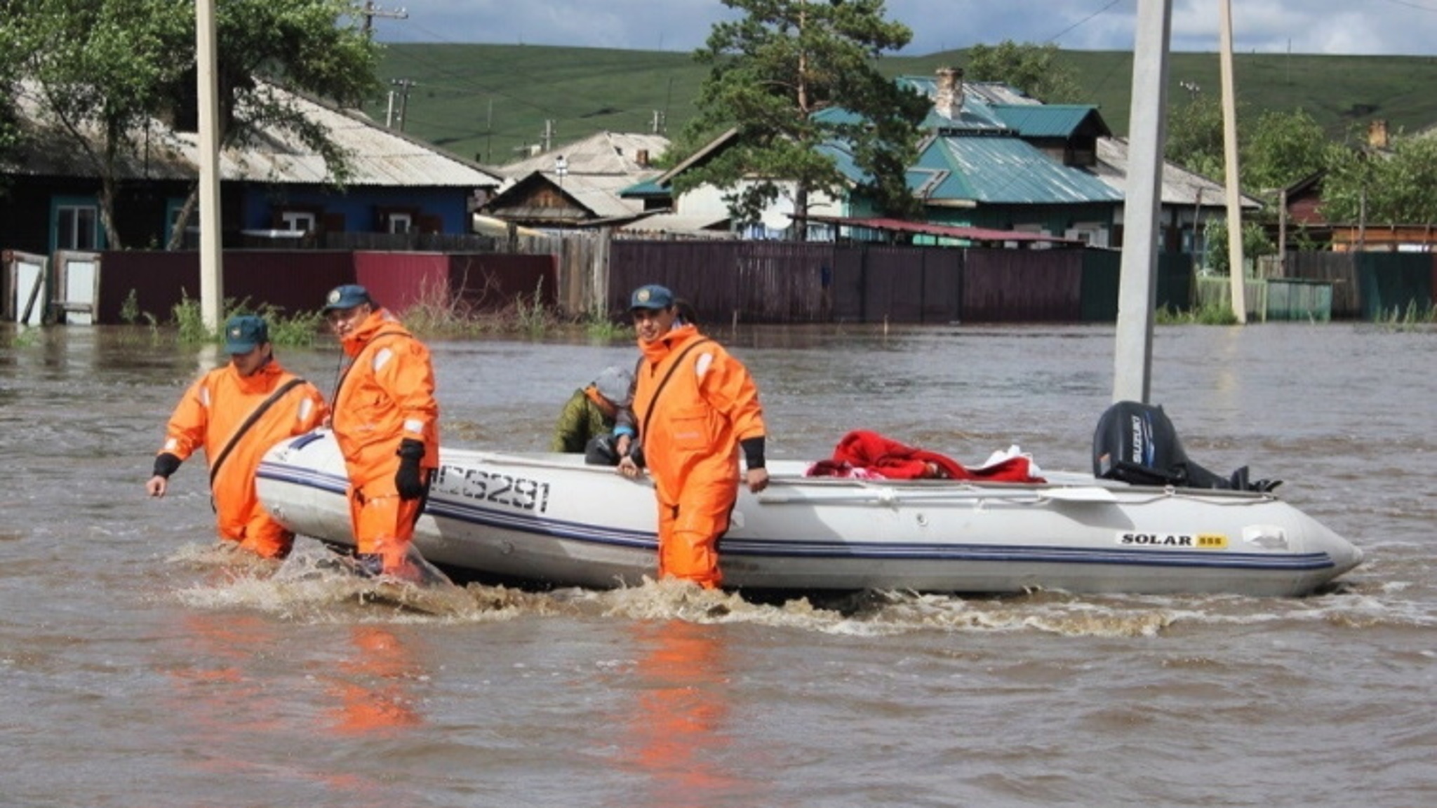 Санавиация эвакуирует несколько жителей отрезанного водой села в Забайкалье
