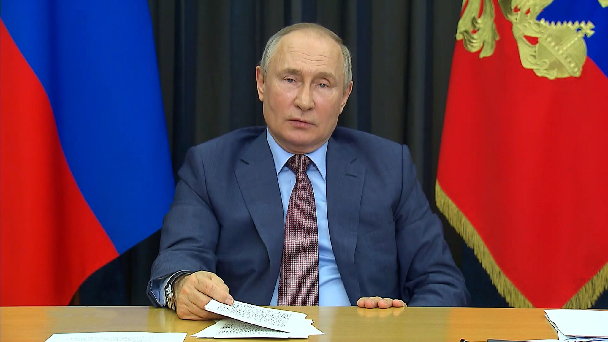 Путин: в депутатском корпусе нужны люди "от земли"