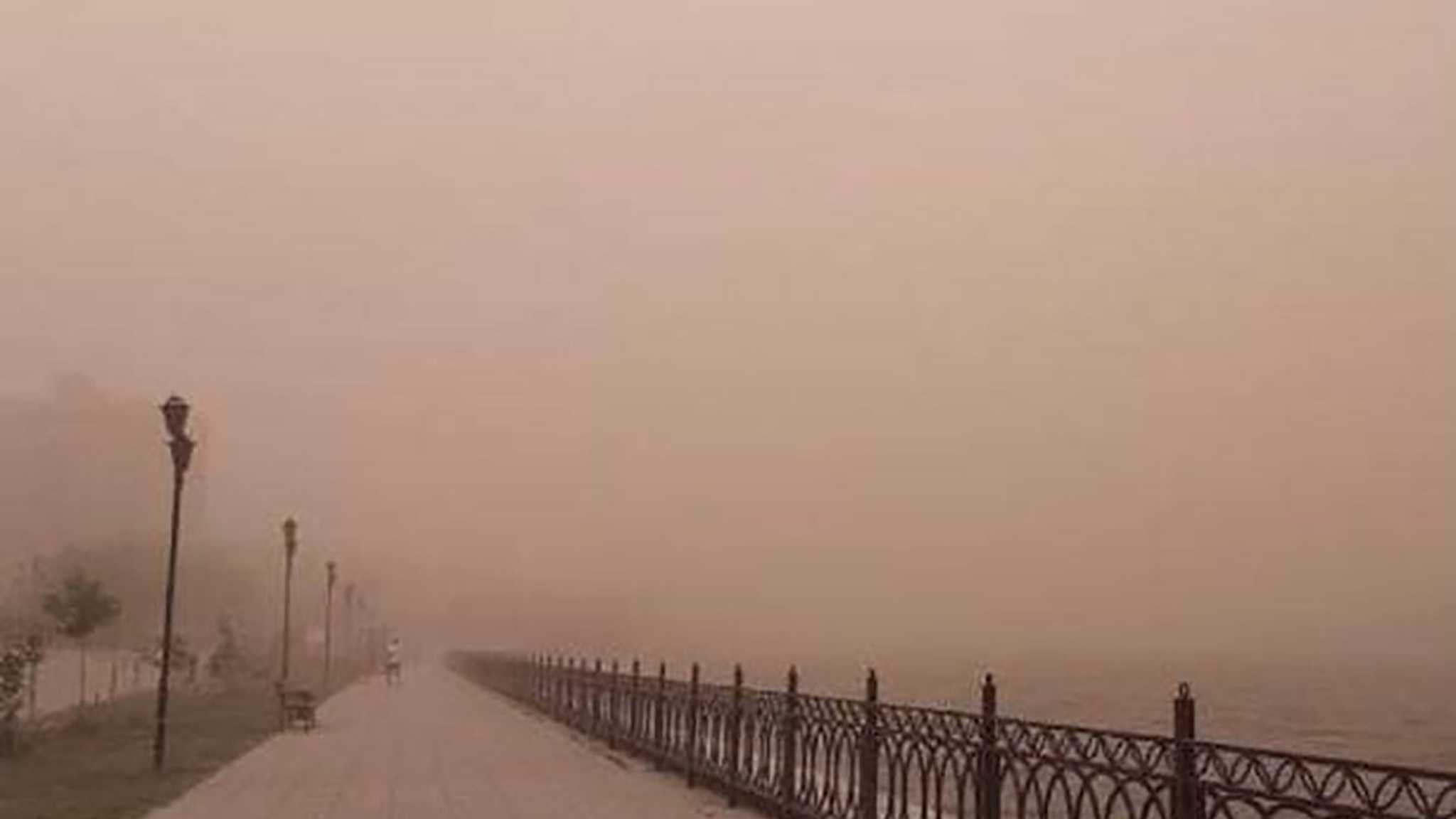 В Астраханской области пыльная буря оставила жителей без света и газа