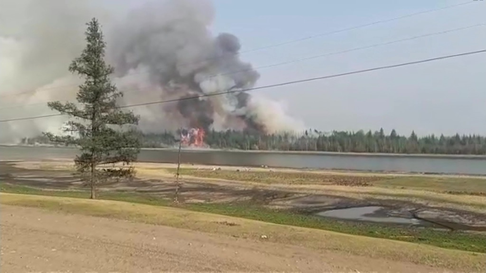 Лесные пожары в Якутии угрожают жилым домам