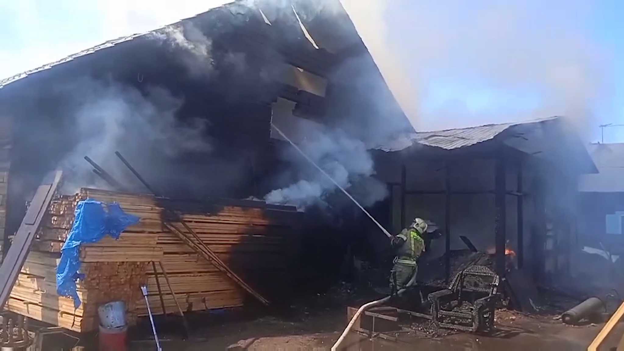 Пожарные спасли домашнюю собаку из горящего дома в Нижнеудинске