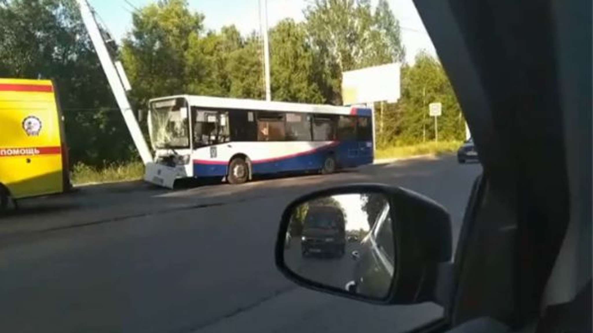 В аварии под Ярославлем пострадали 10 человек