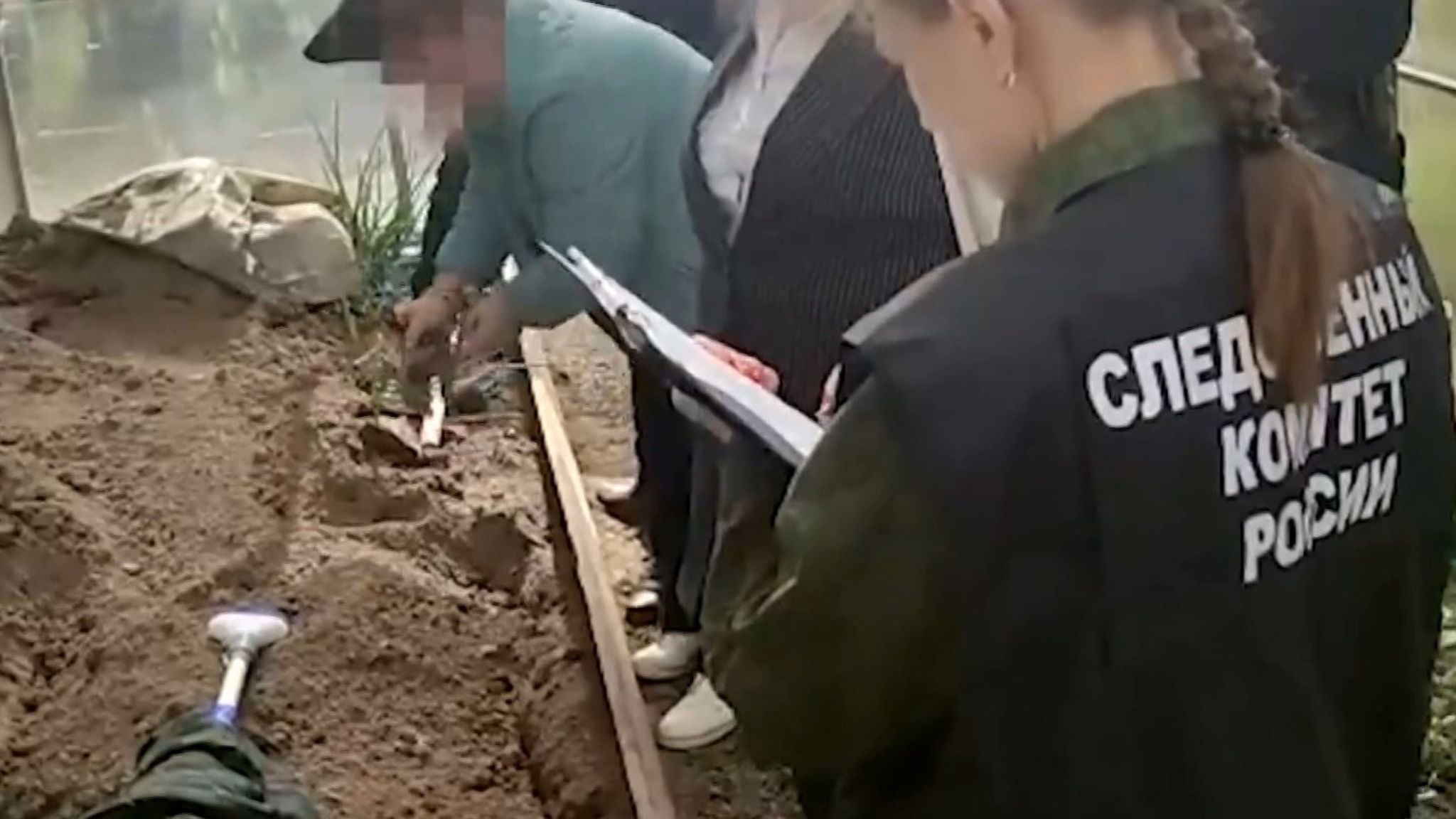 Показала, как закапывала зятя. Подробности семейного преступления в Вязьме