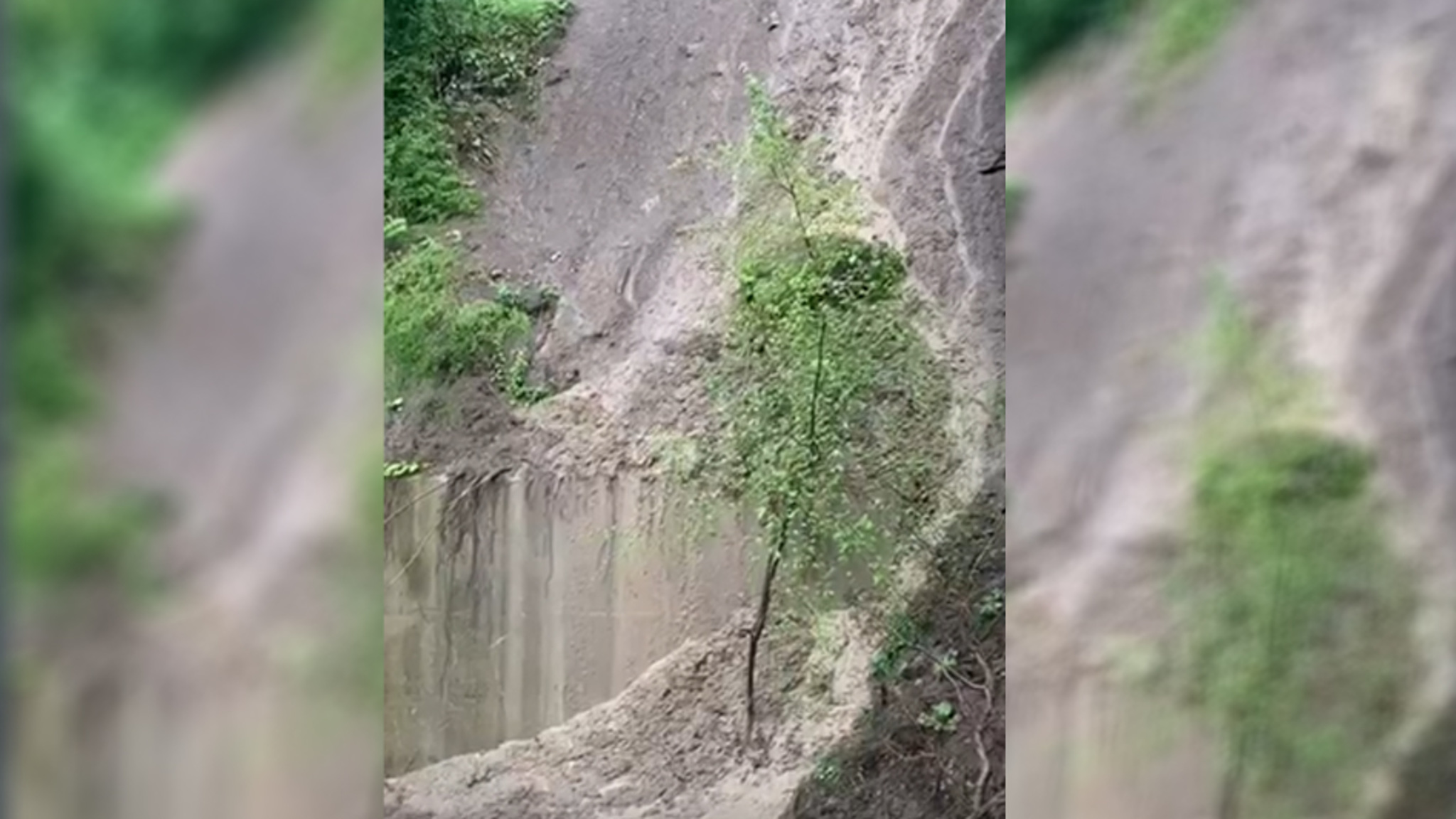 Ливни спровоцировали повторный сход оползня в Сочи