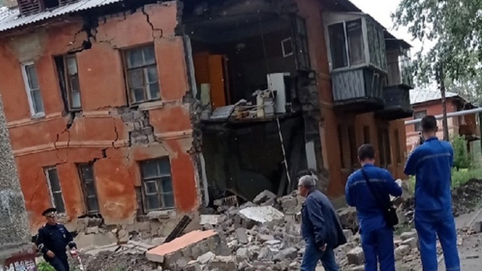 Стена двухэтажного дома обрушилась в Челябинске