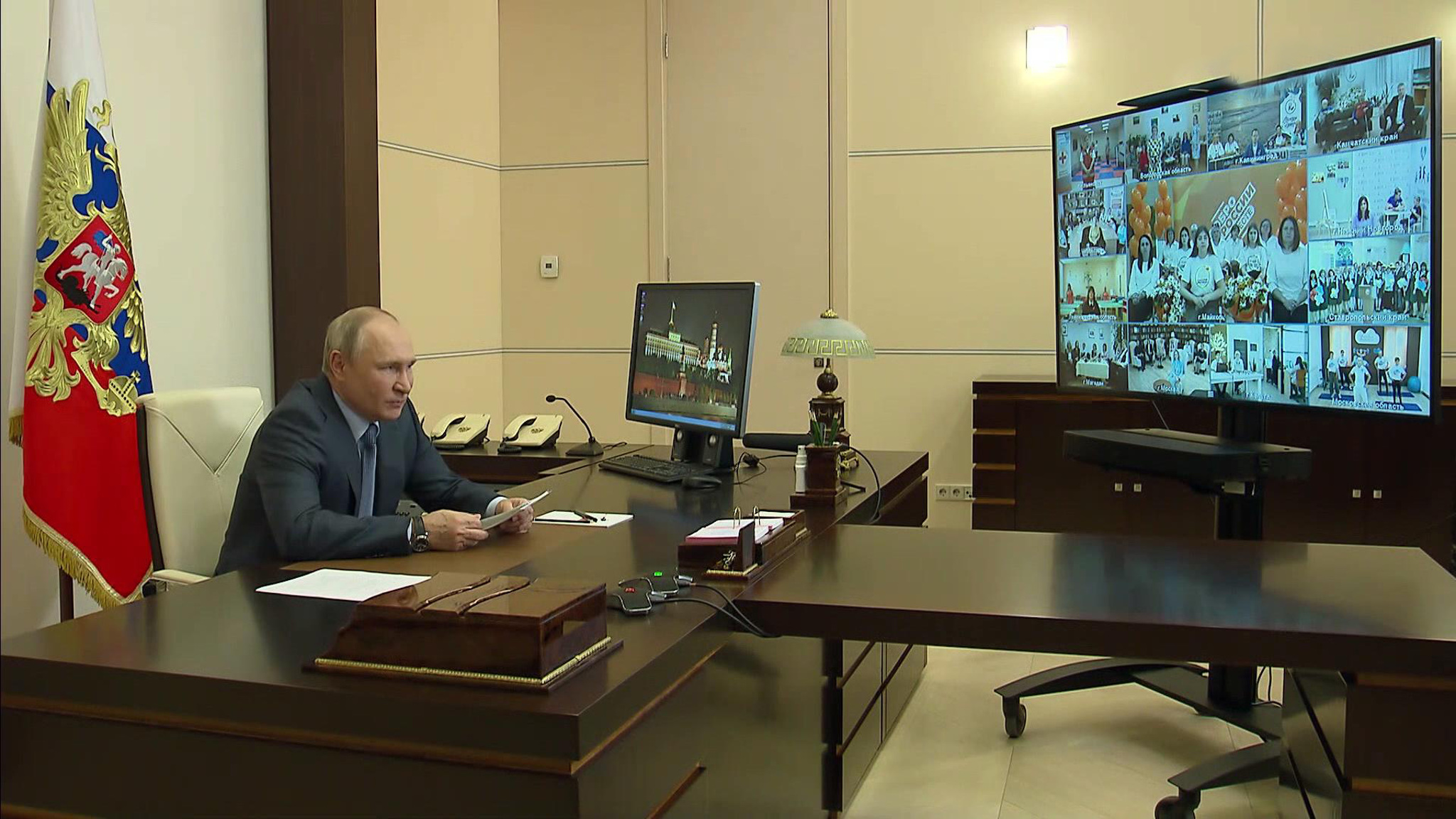 День неравнодушных людей: Путин поздравил соцработников с праздником
