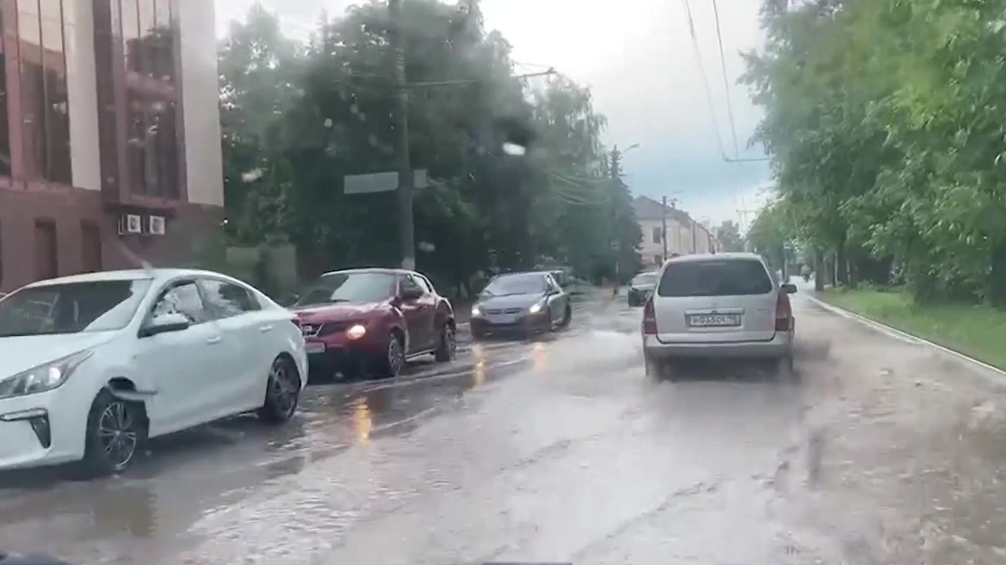 Гроза в Калуге затопила улицы и повалила несколько деревья
