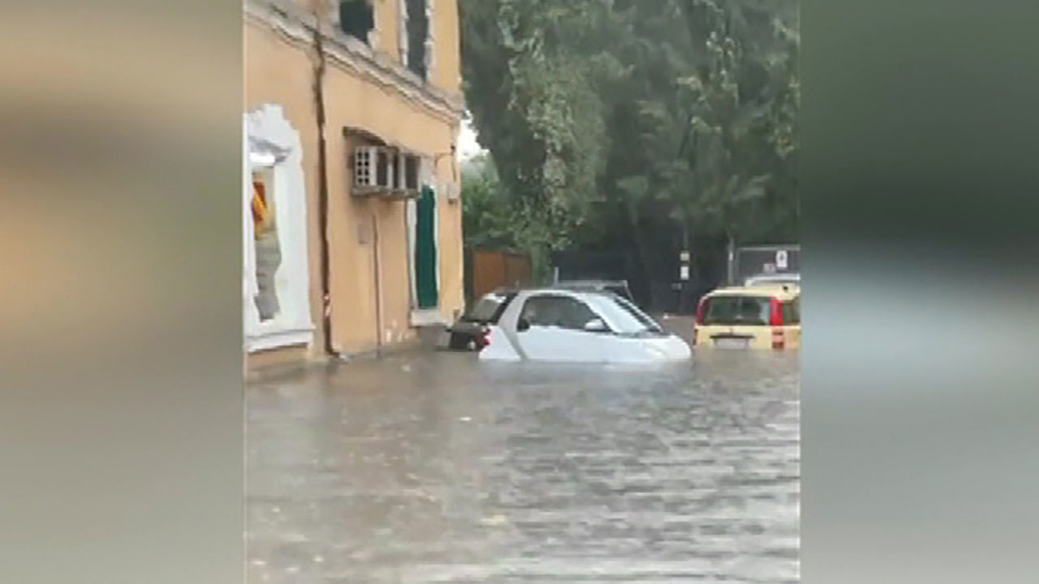 Наводнение в Риме: вода доходила жителям до пояса