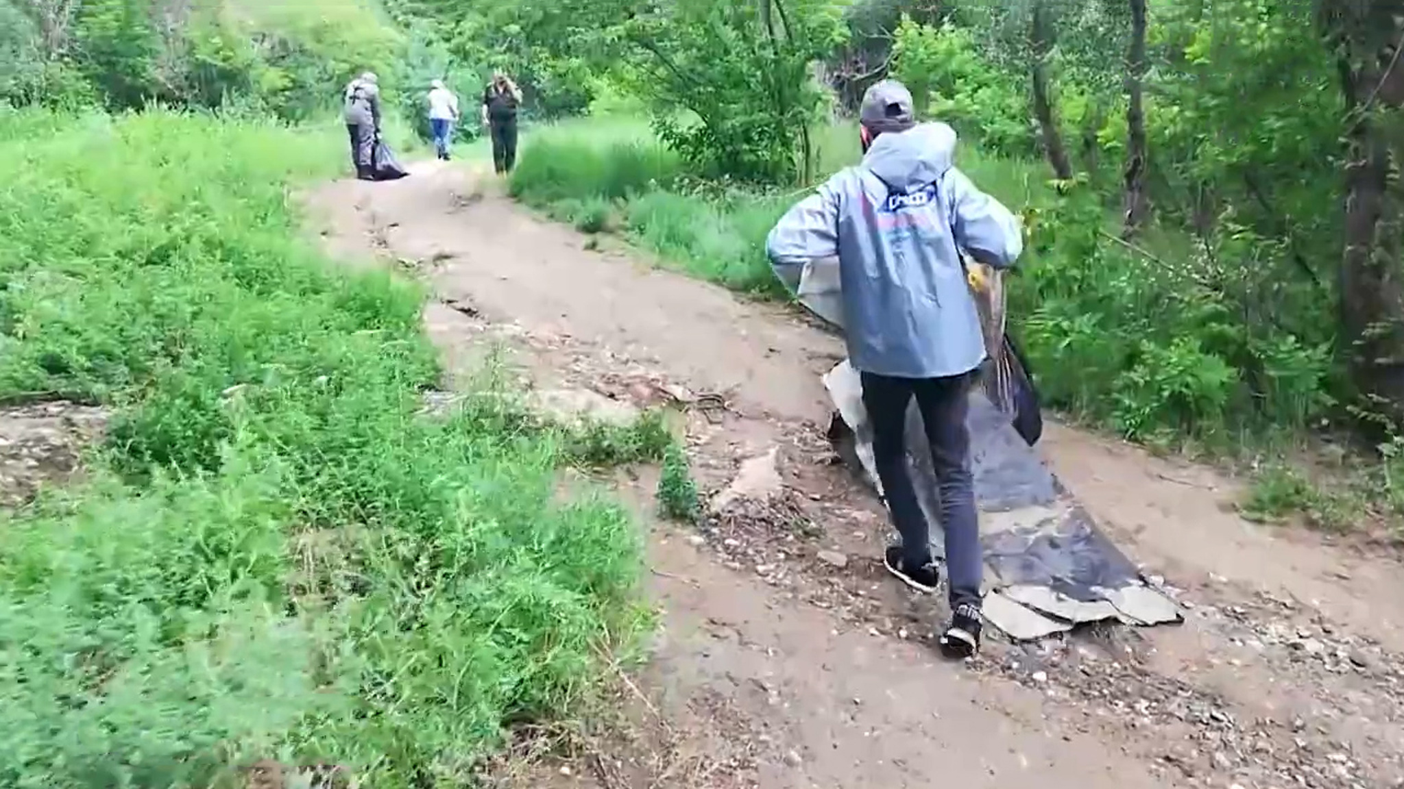 С берега Волги волгоградские активисты вывезли 200 кг мусора