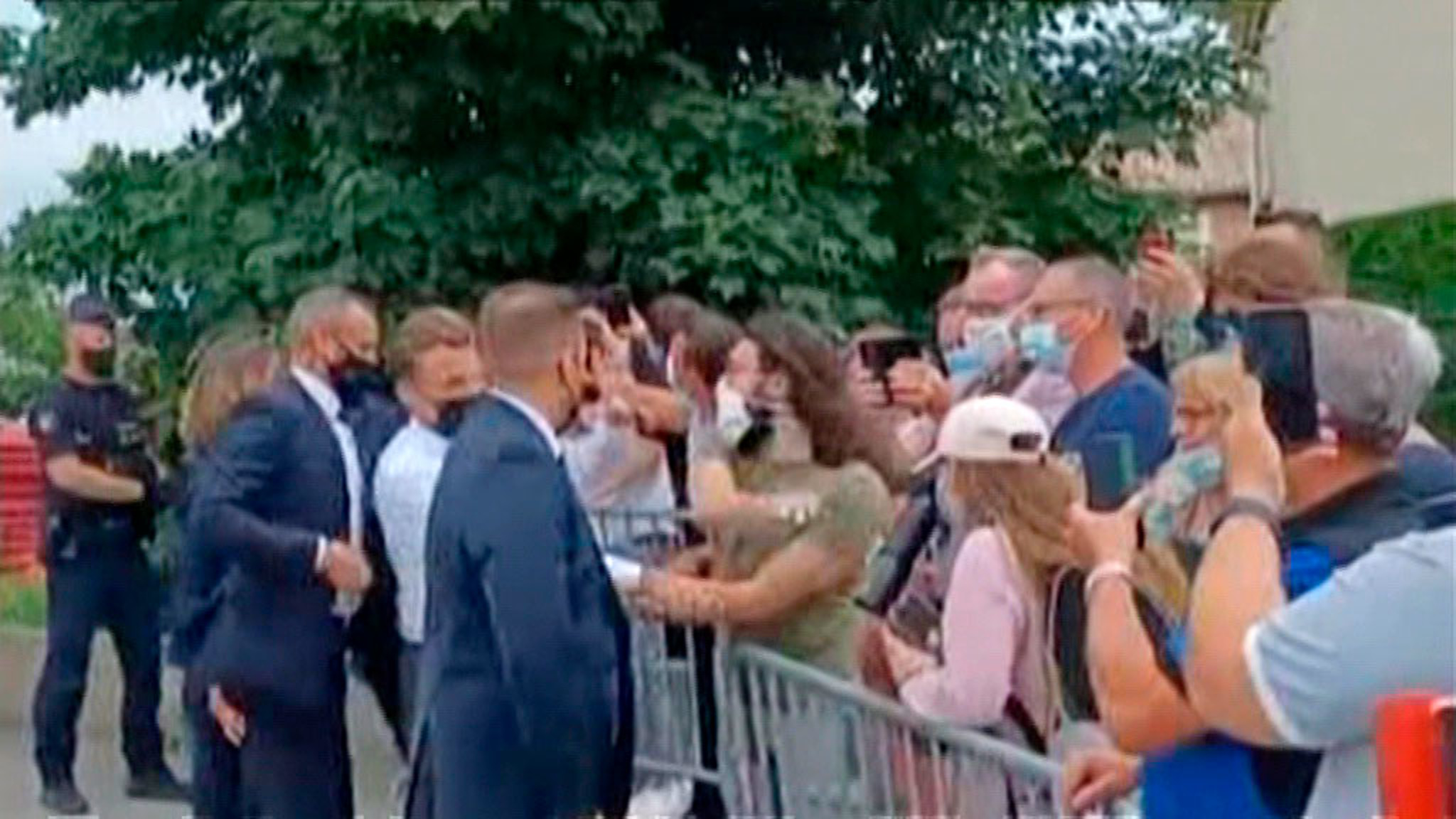 Пощечина президенту: что известно о мужчине, ударившем Макрона