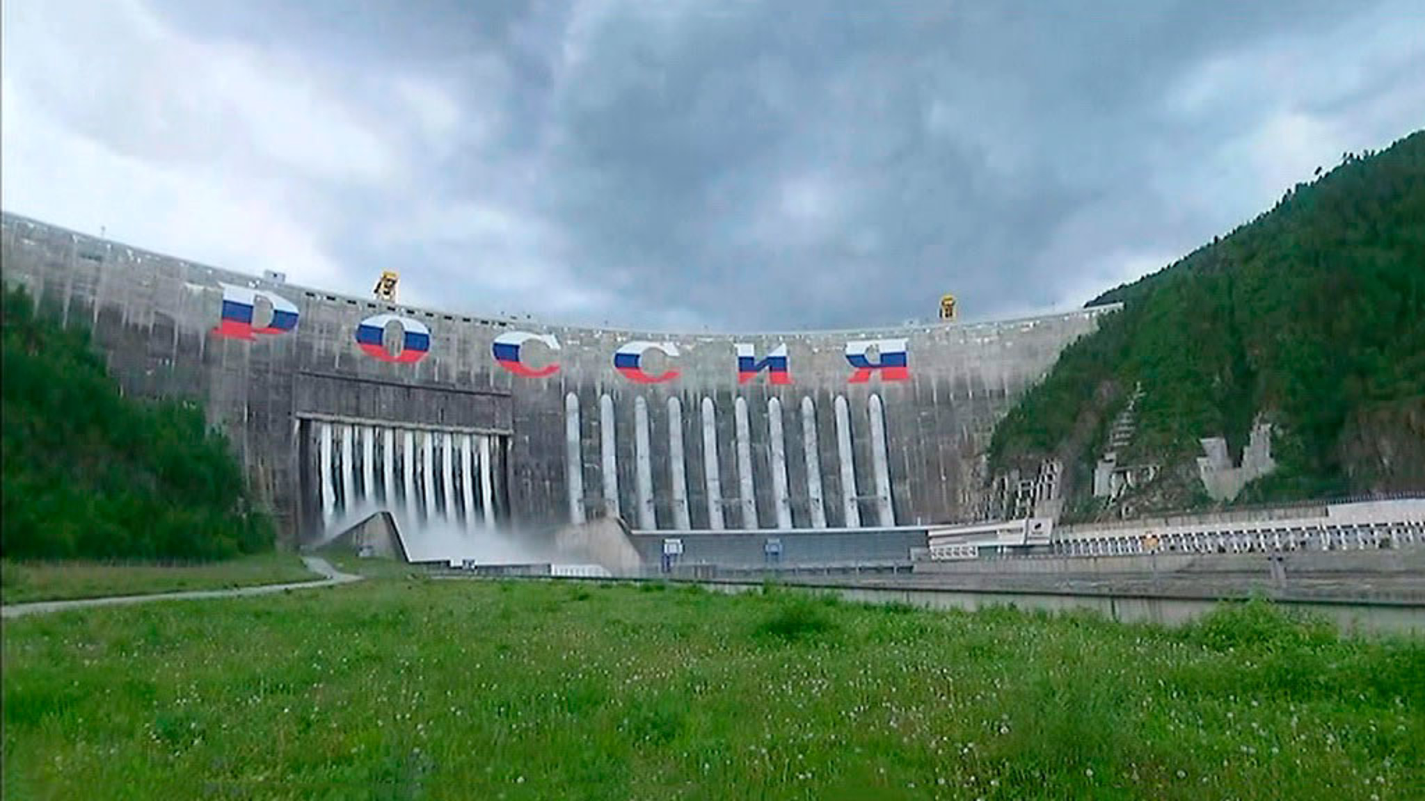Саяно-Шушенская ГЭС открыла водосбросы