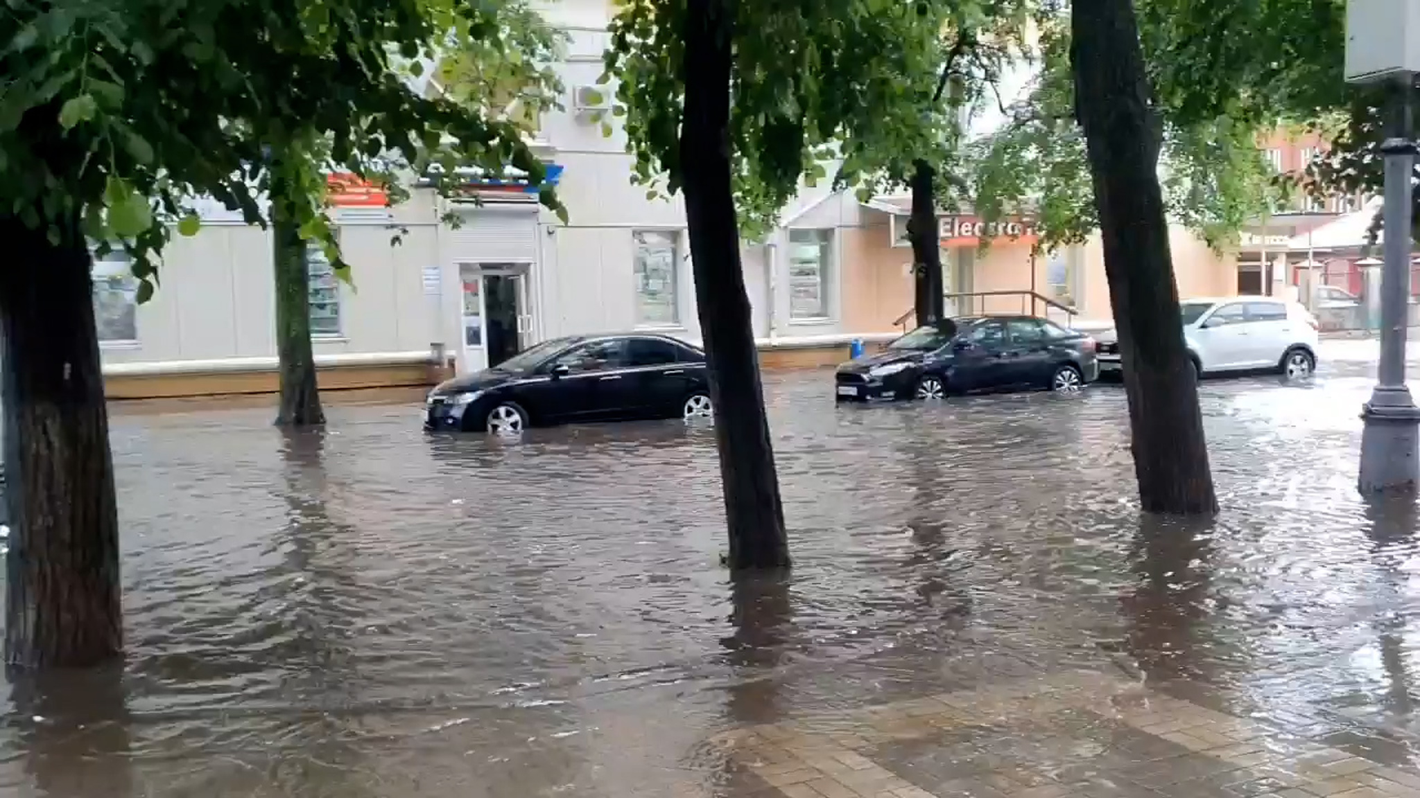 После тропического ливня Воронеж стал похож на Венецию
