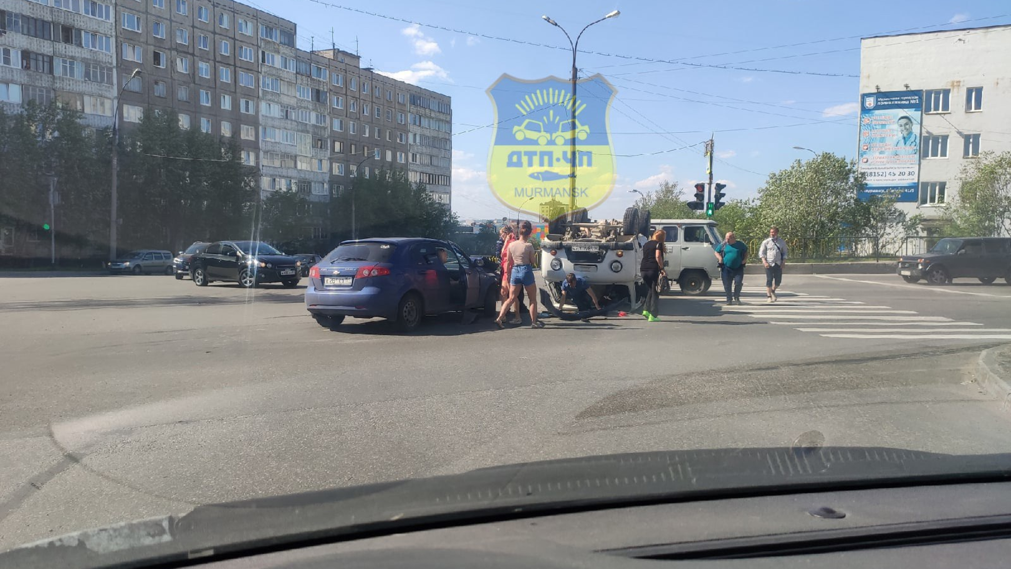 Вверх дном: на перекрестке в Мурманске перевернулся грузовик
