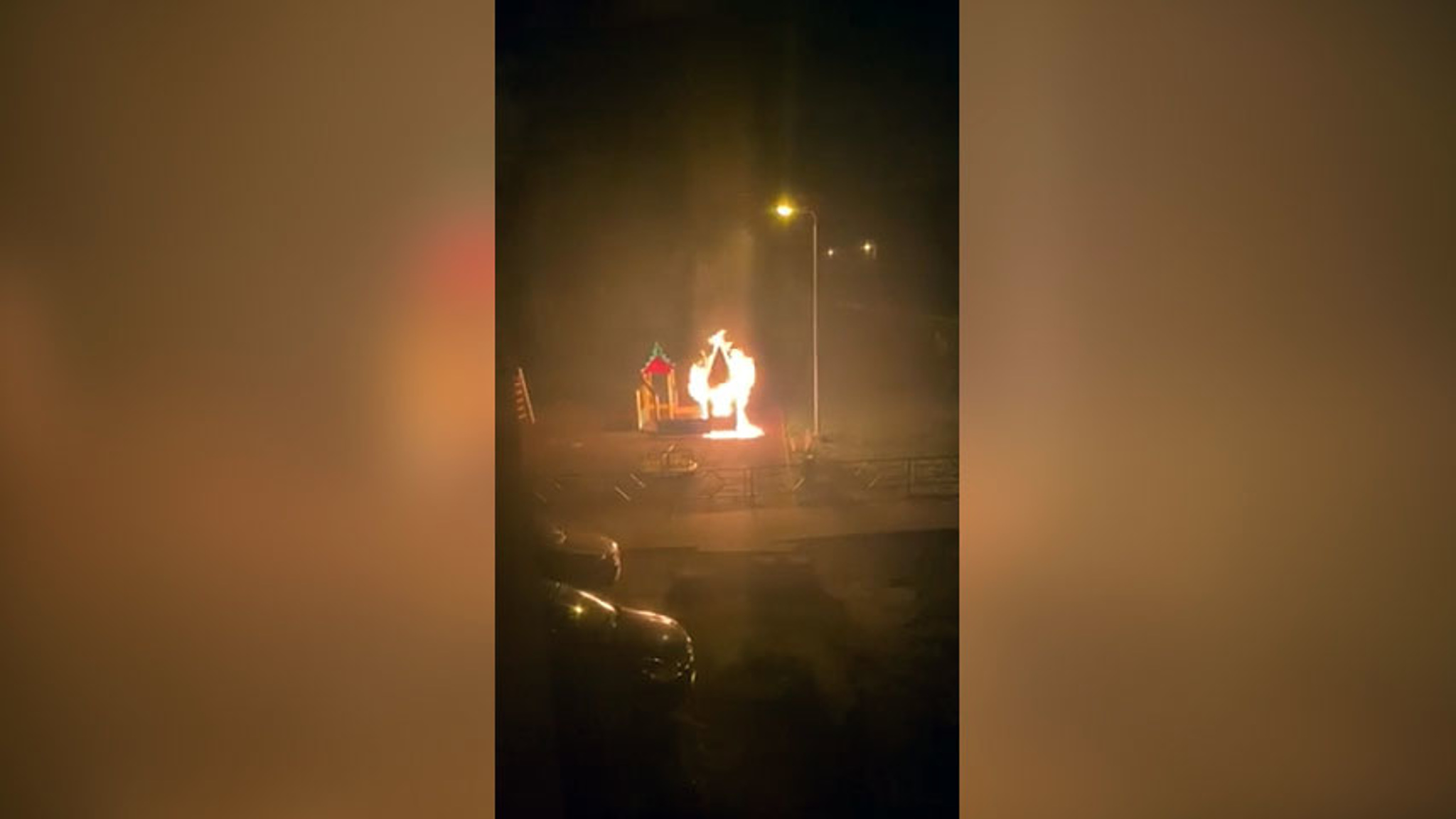 Вандалы сожгли детскую площадку в Самаре