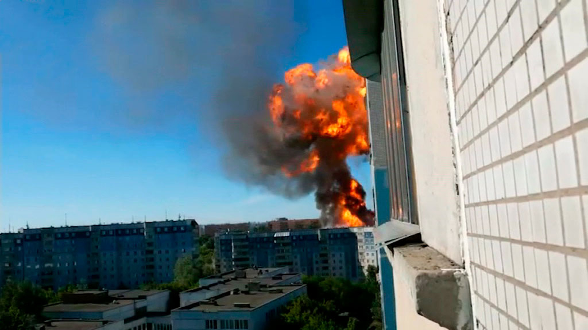 Вертолет прилетел к месту пожара на АЗС в Новосибирске