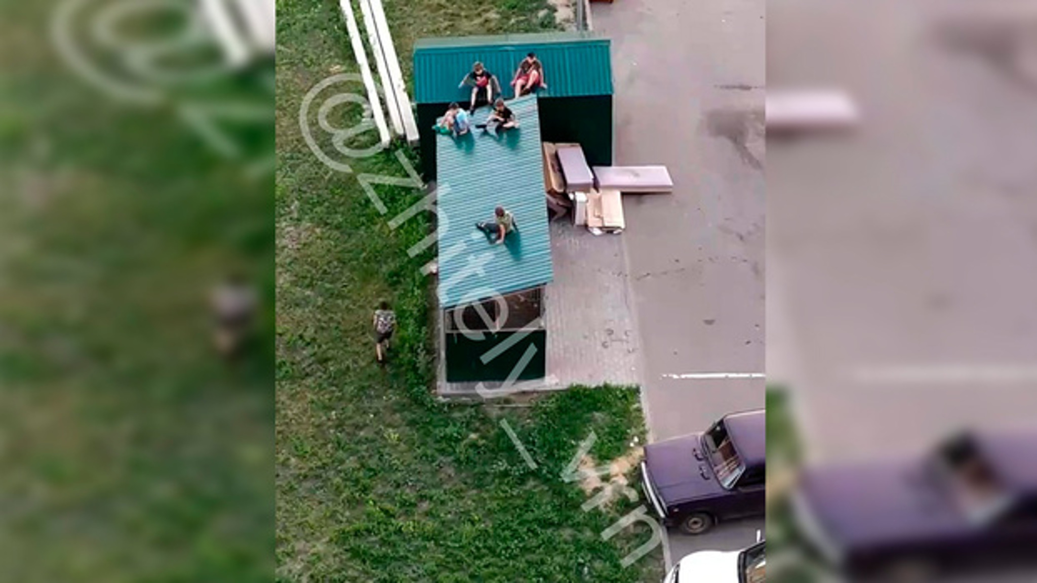Играли в Тарзана. Опасные развлечения детей в Воронеже сняли на видео