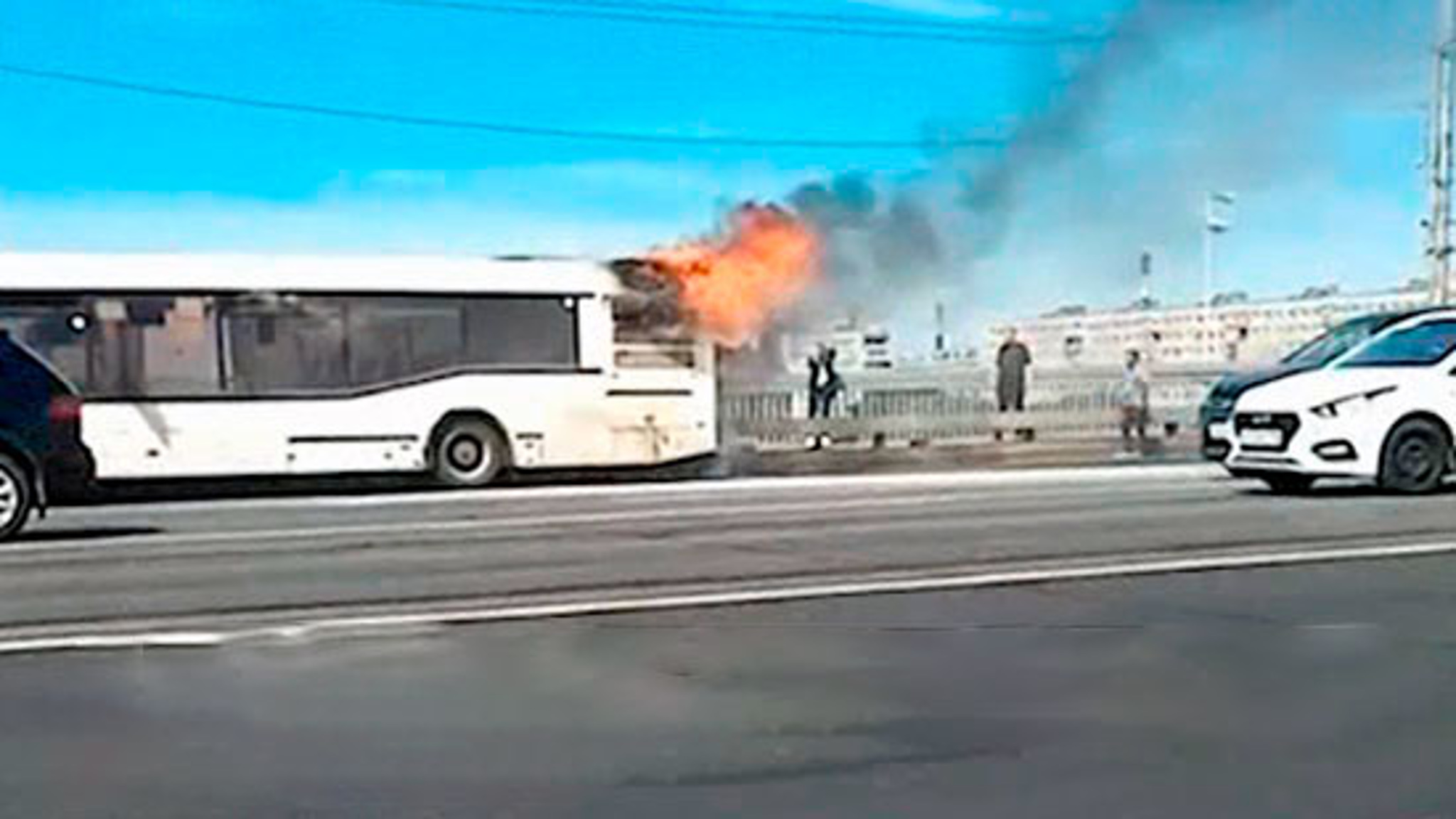 Вспыхнул на ходу. На Володарском мосту в Петербурге загорелся автобус