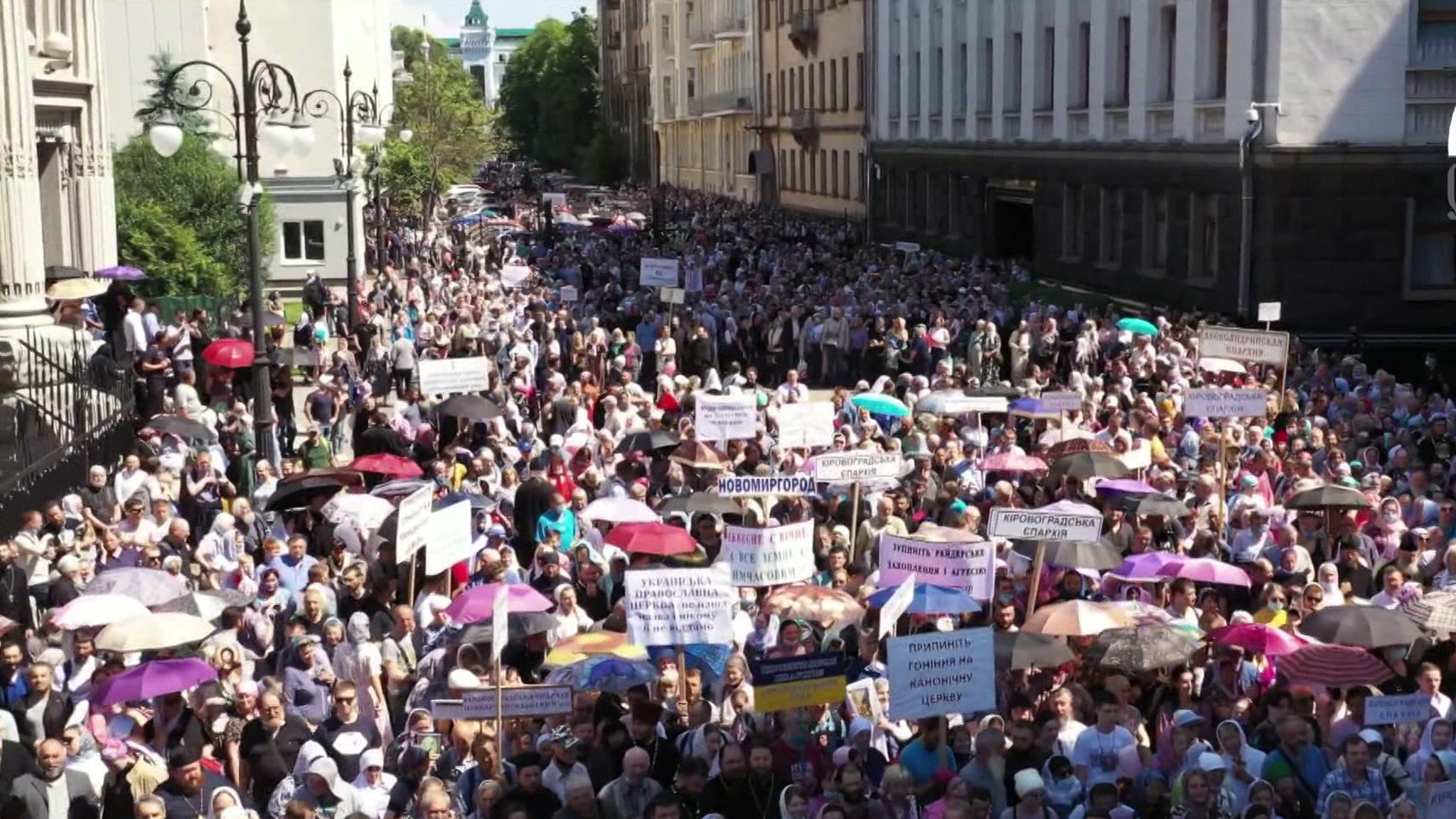 Пока у стен Рады шел антивоенный митинг, депутаты придумали для крымчан новые налоги