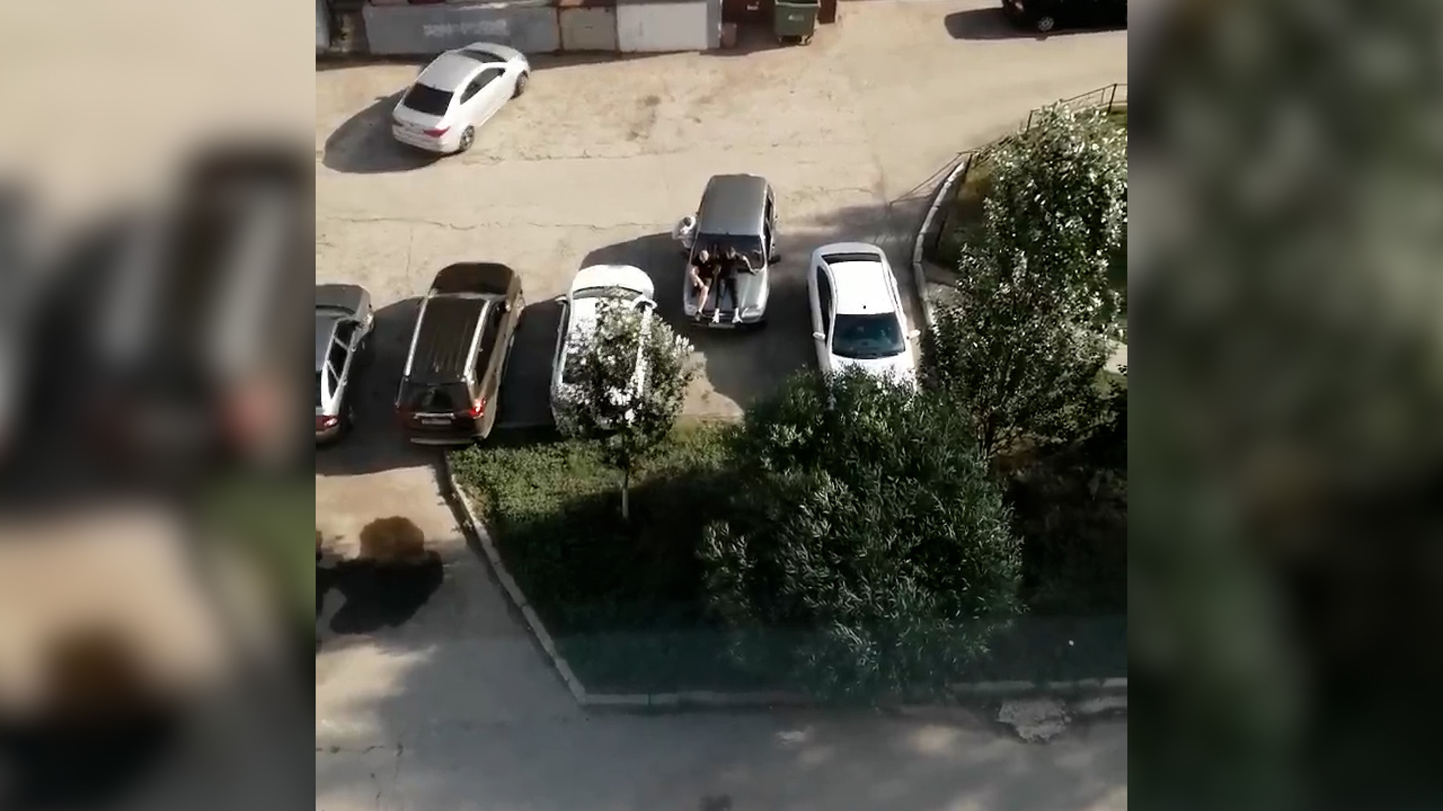 Катал друзей на капоте. В Тольятти сняли детей за рулем автомобиля