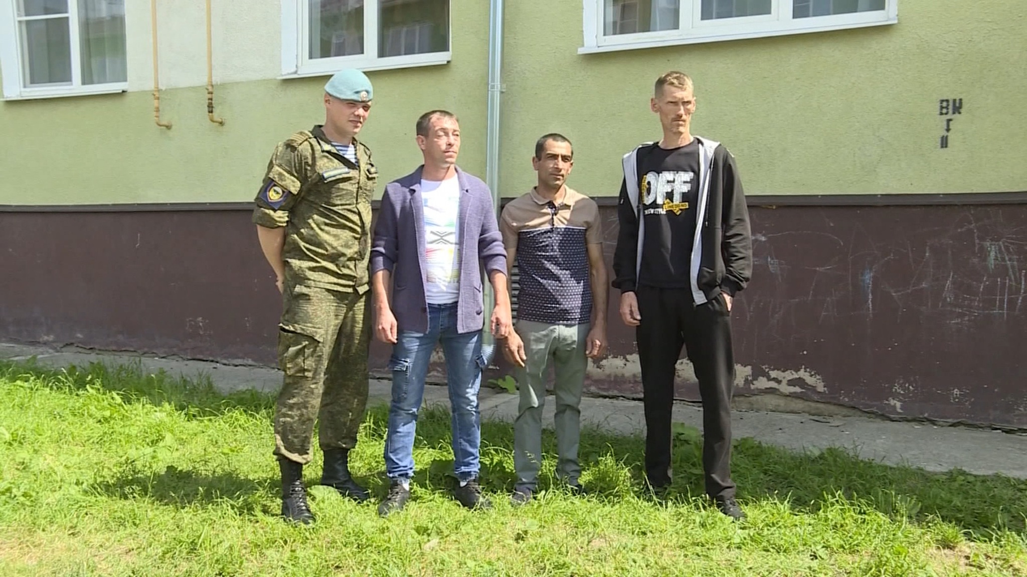 В Костроме наградили мужчин, спасших из горящей квартиры троих детей