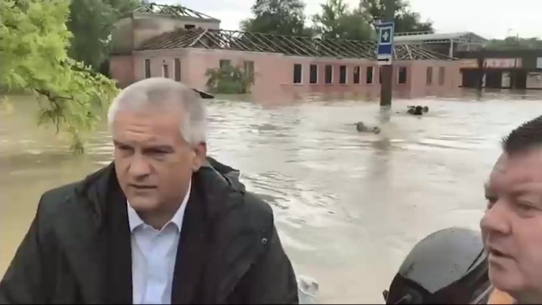 Глава Крыма осмотрел затопленную Керчь на моторной лодке