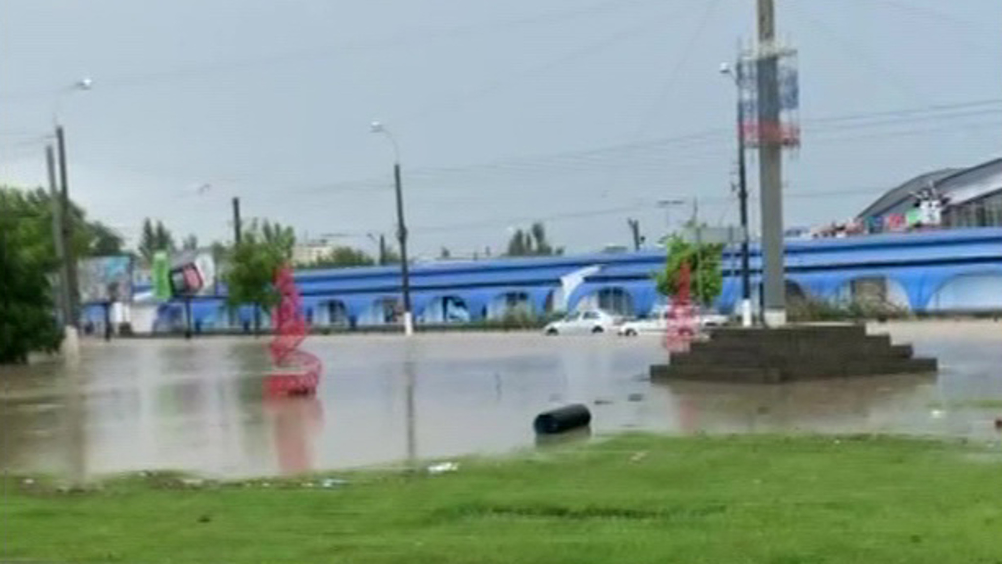 Цокольный этаж городской больницы и 12 частных домов подтоплены в Керчи
