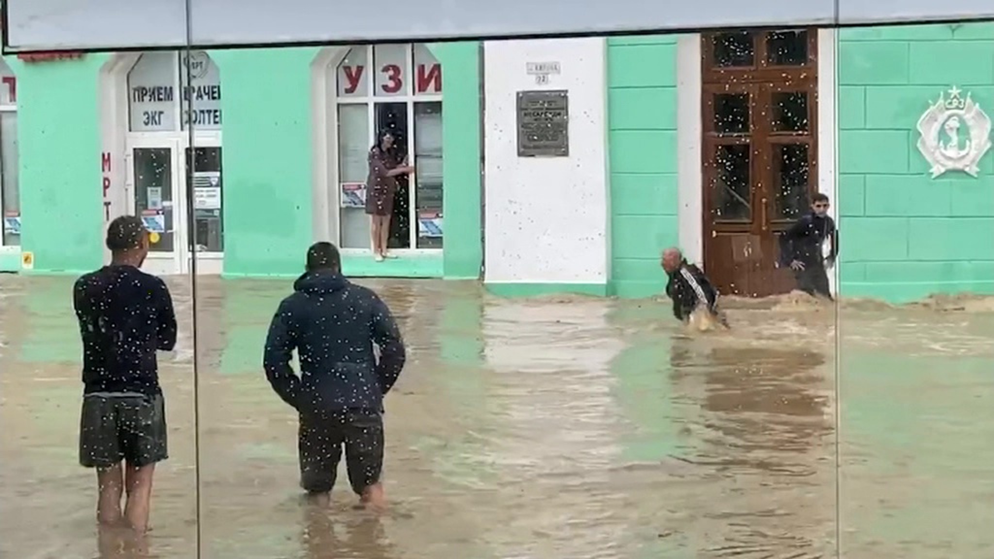 Почти 10 тысяч домов в Крыму остаются частично без электричества из-за ливней