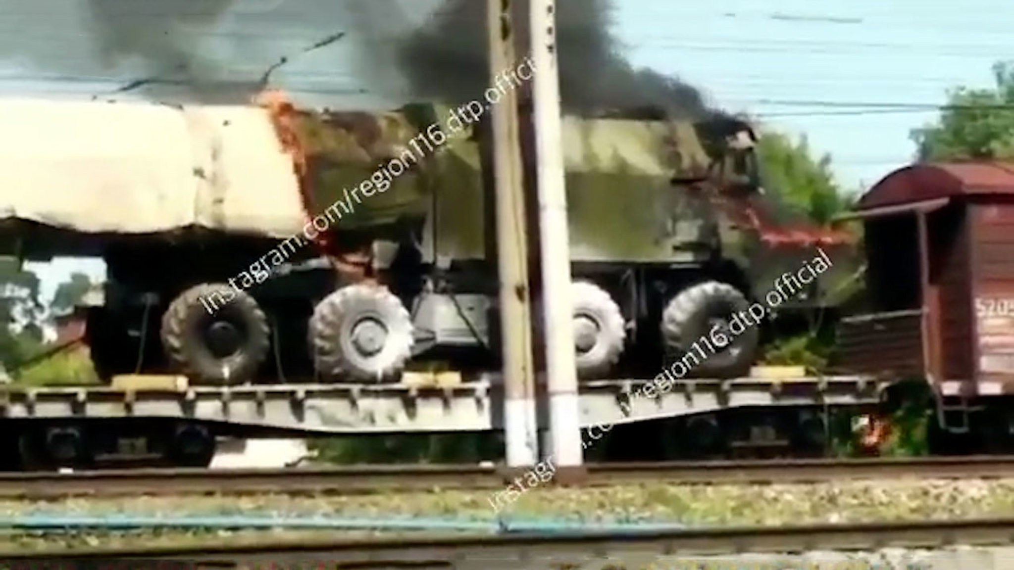Никто не тушит: в Татарстане загорелся военный тягач