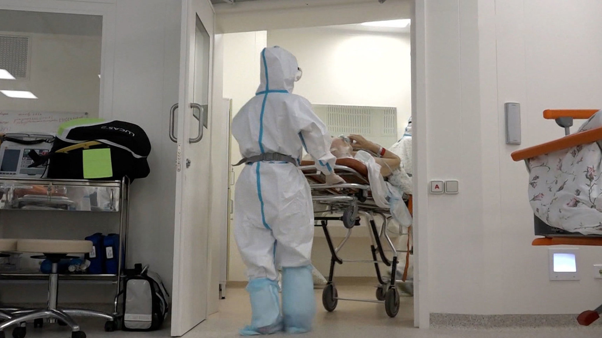 COVID-19 помолодел: почему тянуть с вакцинацией нельзя