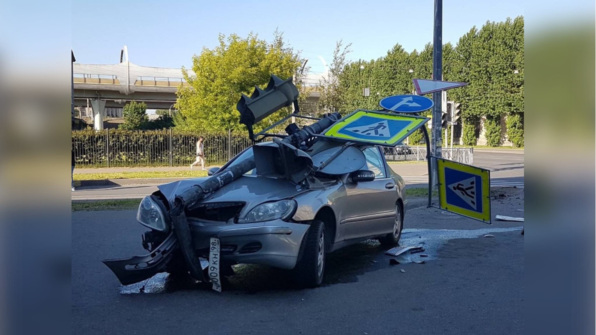 В Питере Mercedes сбил светофор и вылетел на тротуар