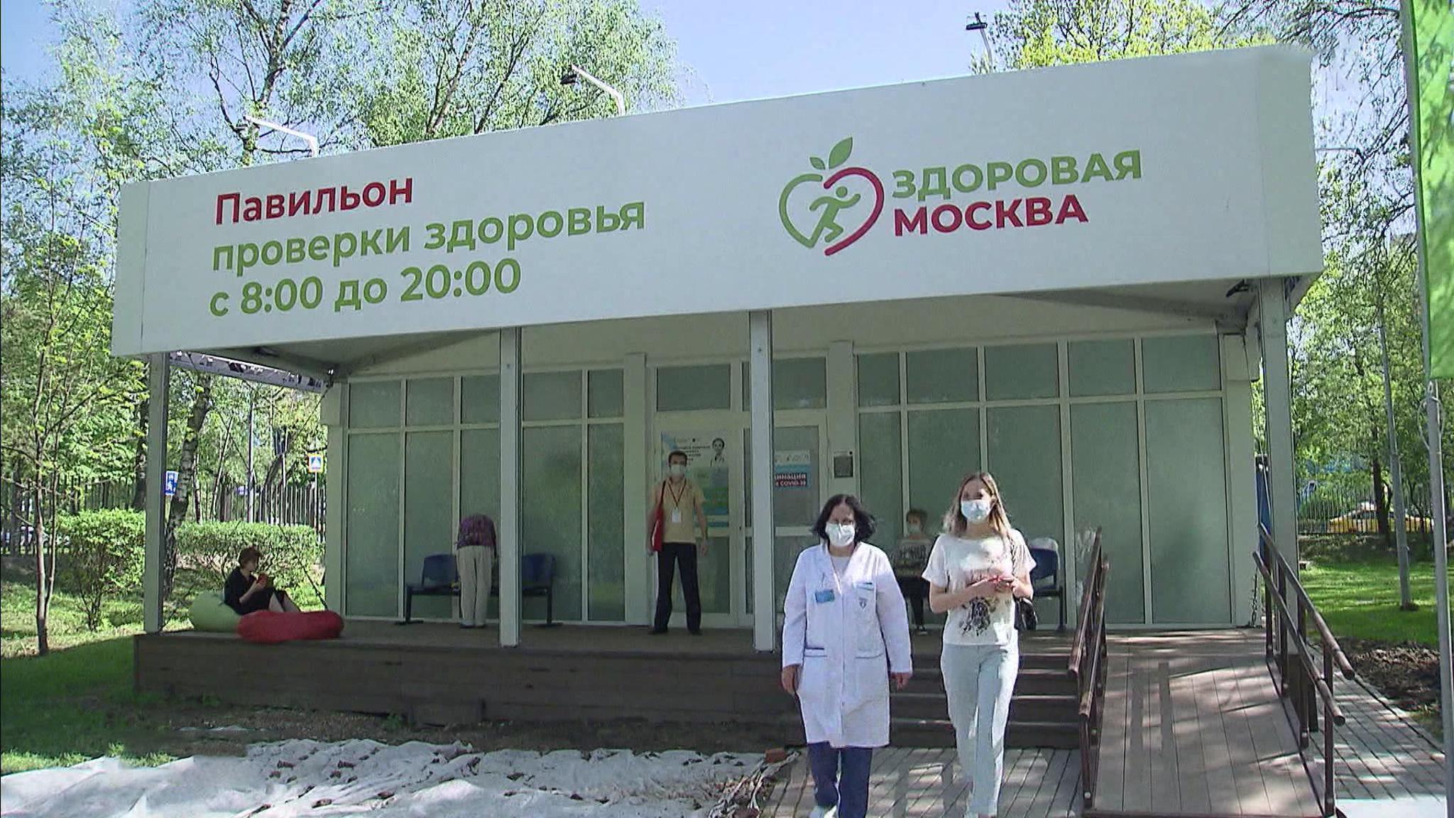 COVID-19 стремительно расползается: когда стоит пойти за третьей прививкой