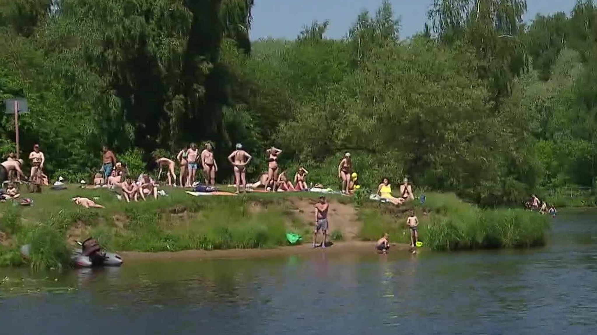 "Оранжевая" жара: москвичи ищут спасения в фонтанах и водоемах