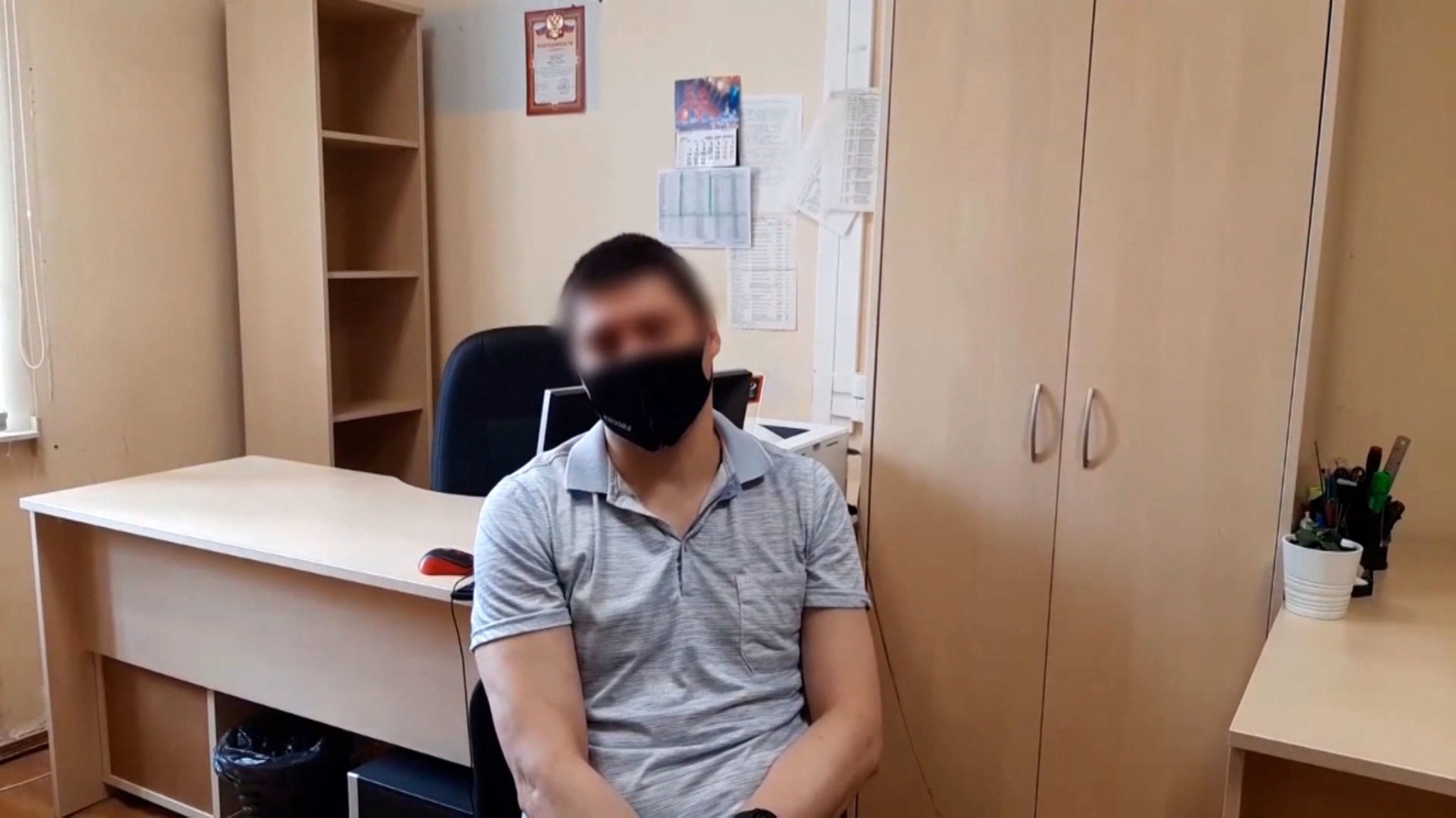Брутальный  спасатель оказался альфонсом