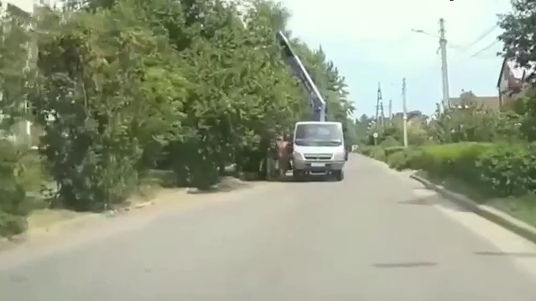 В Воронеже эвакуатор поднял автомобиль и опрокинул на крышу