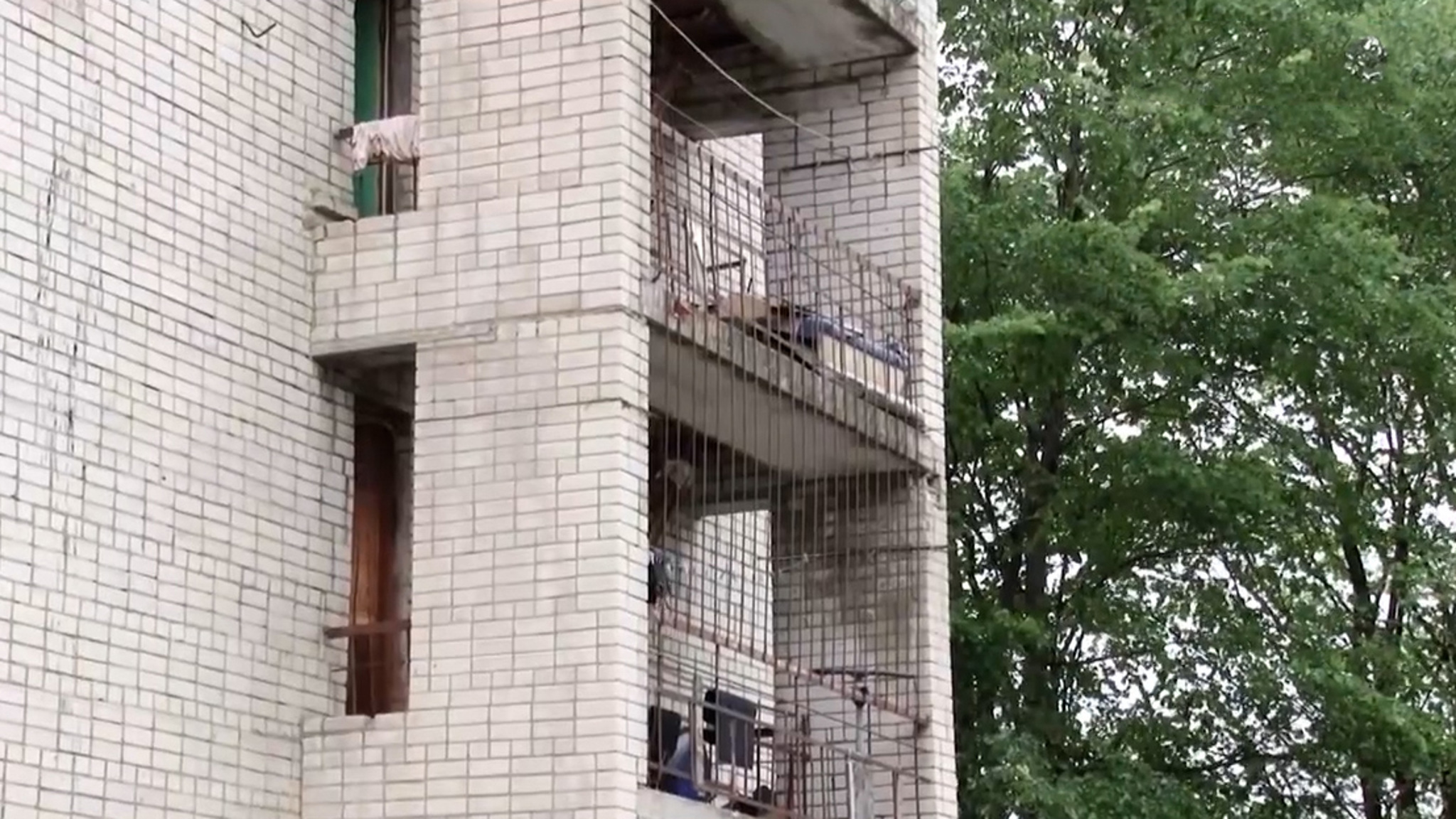 В Архангельской области 6-летняя девочка упала с балкона, пытаясь удержать игрушку