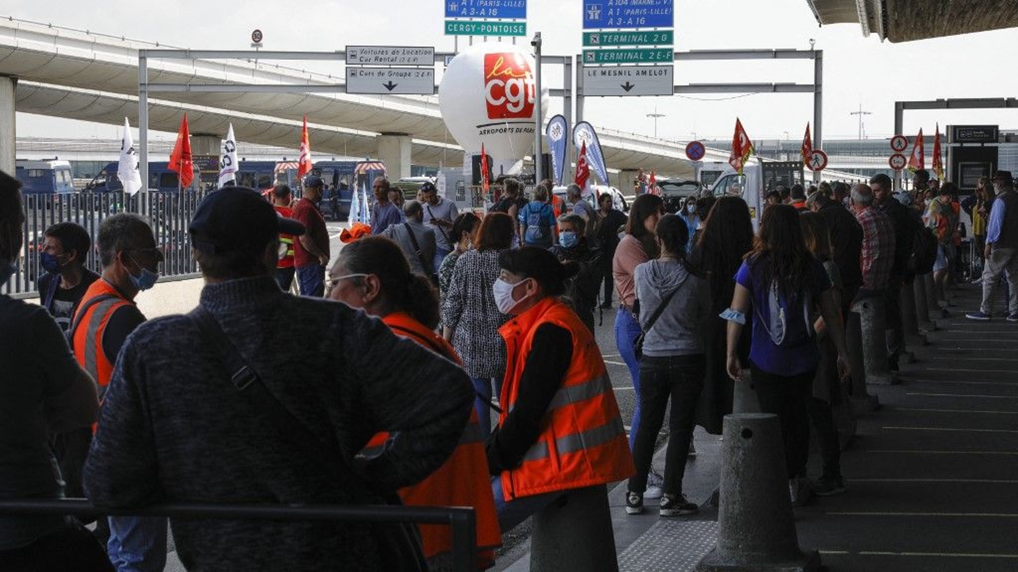 В аэропорту Парижа проходит массовая забастовка