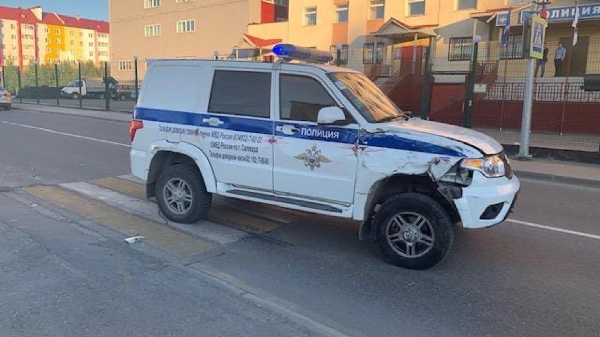 "Дорожные войны": в Салехарде КамАЗ протаранил машину полиции