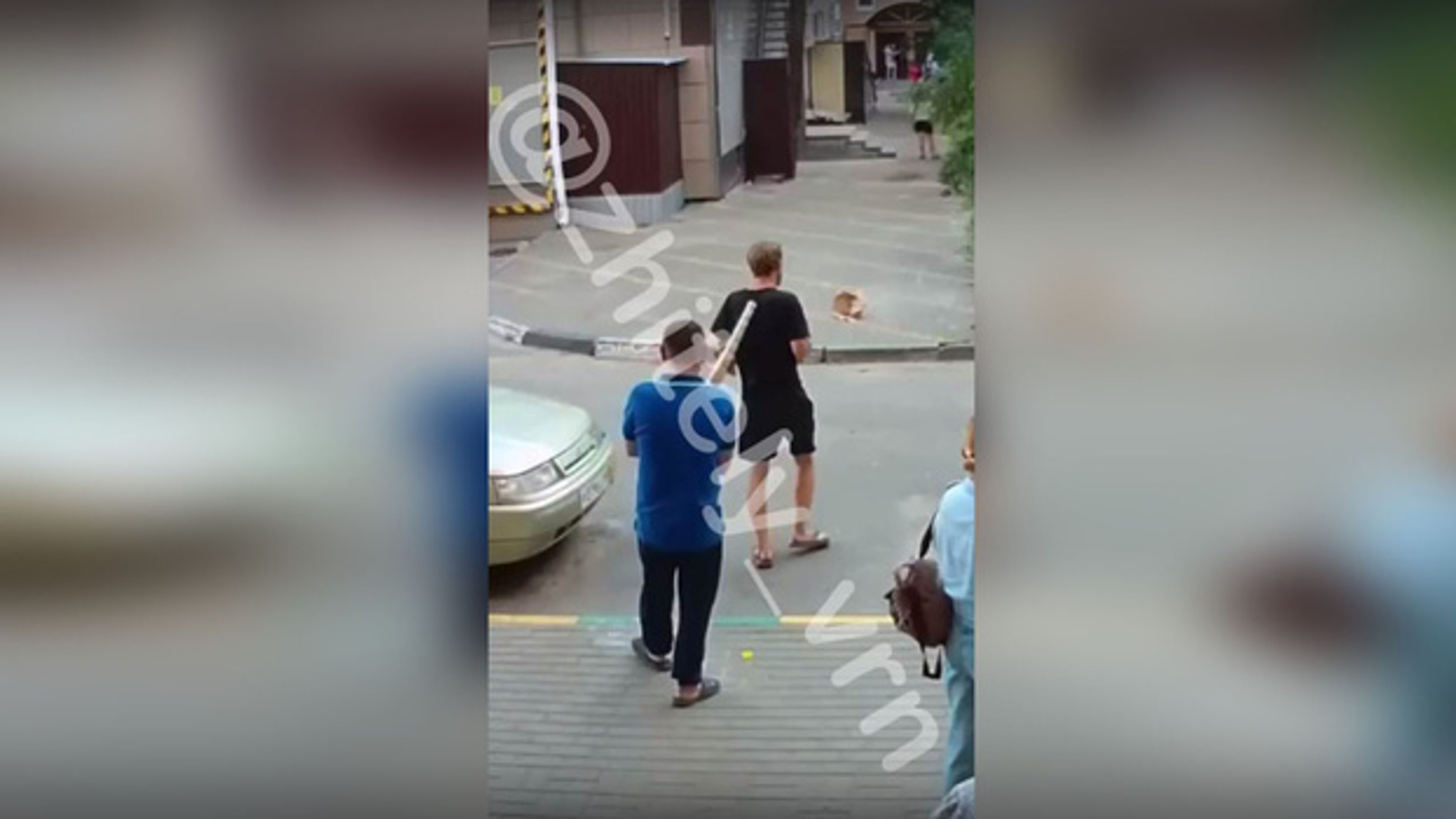 В Воронеже мужчина с веником напал на компанию. Видео