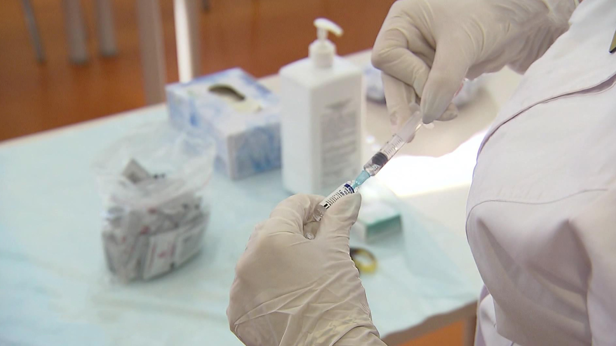 Соскучились по полным залам: в Москве вакцинация идет в бизнес