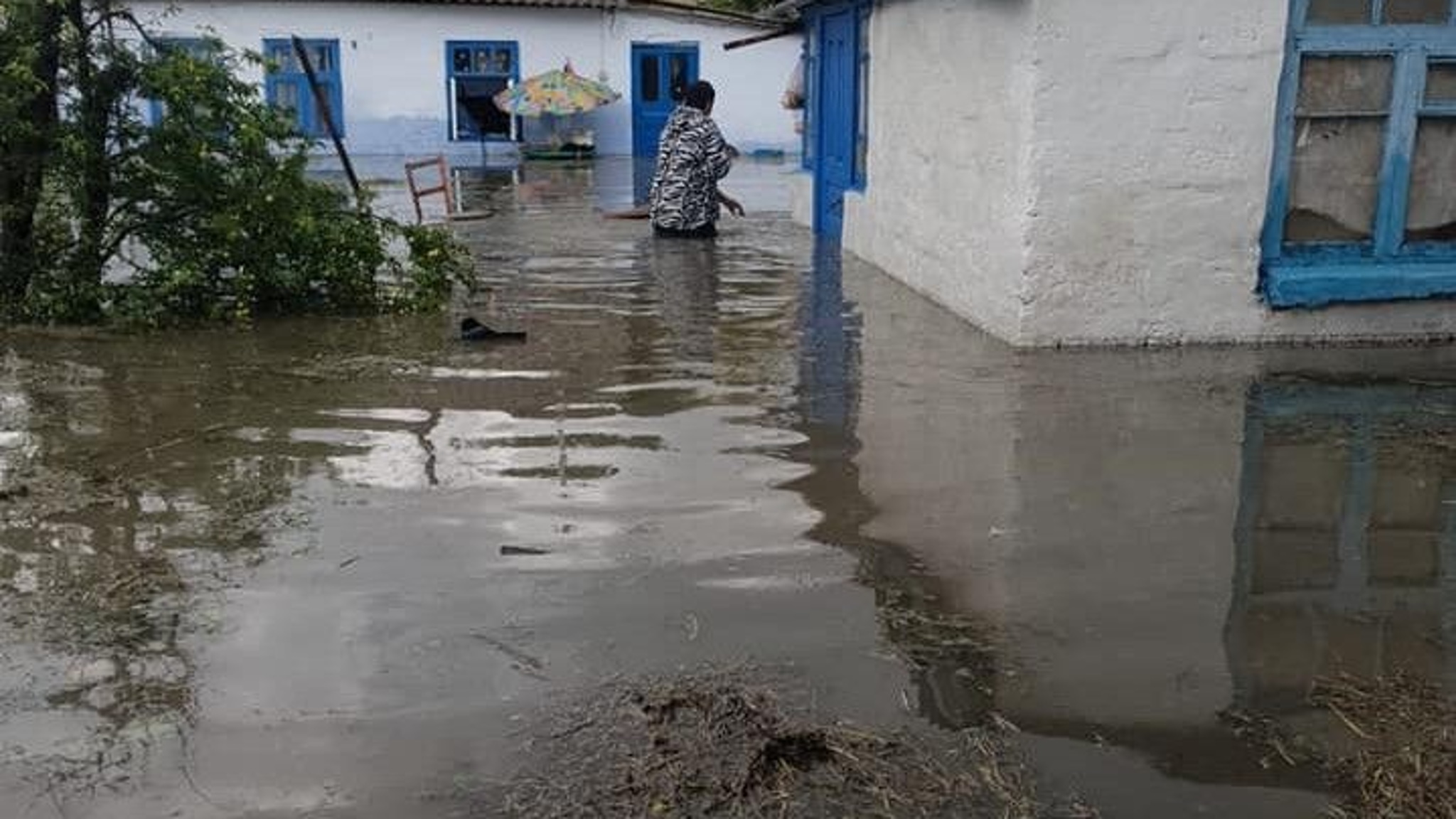Несколько домов подтопило после ливня в крымском городе Саки