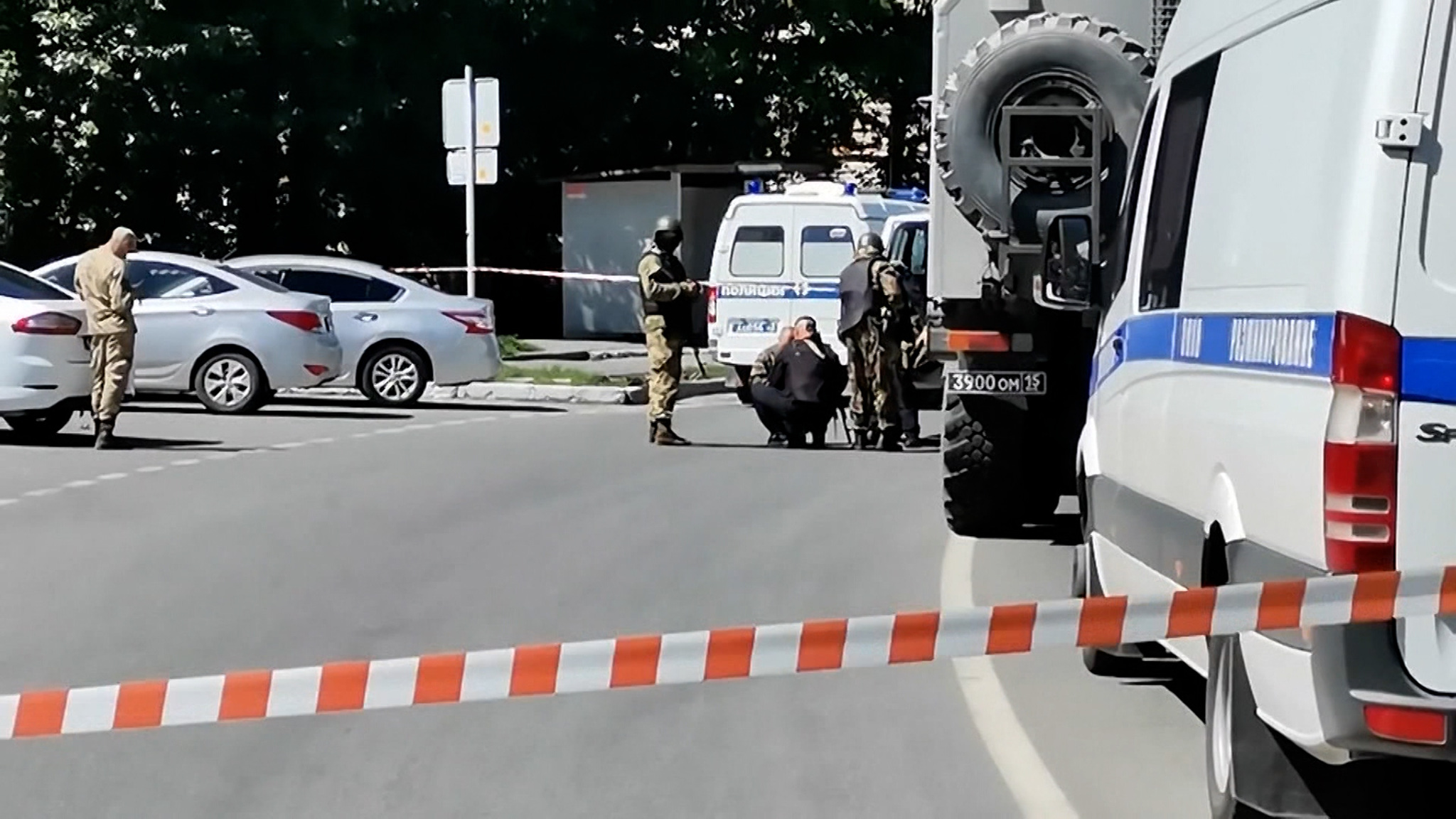 Тюменец с муляжом взрывчатки взял заложников и пытался ограбить банк