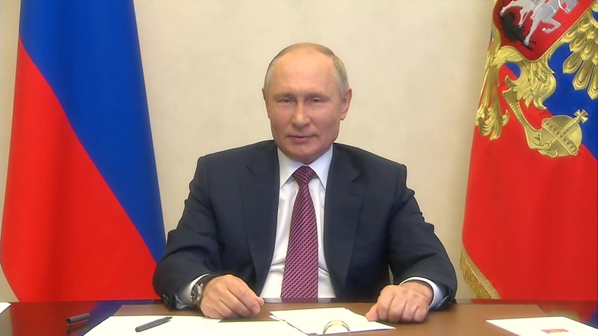 Путин поздравил россиян с Днем семьи, любви и верности