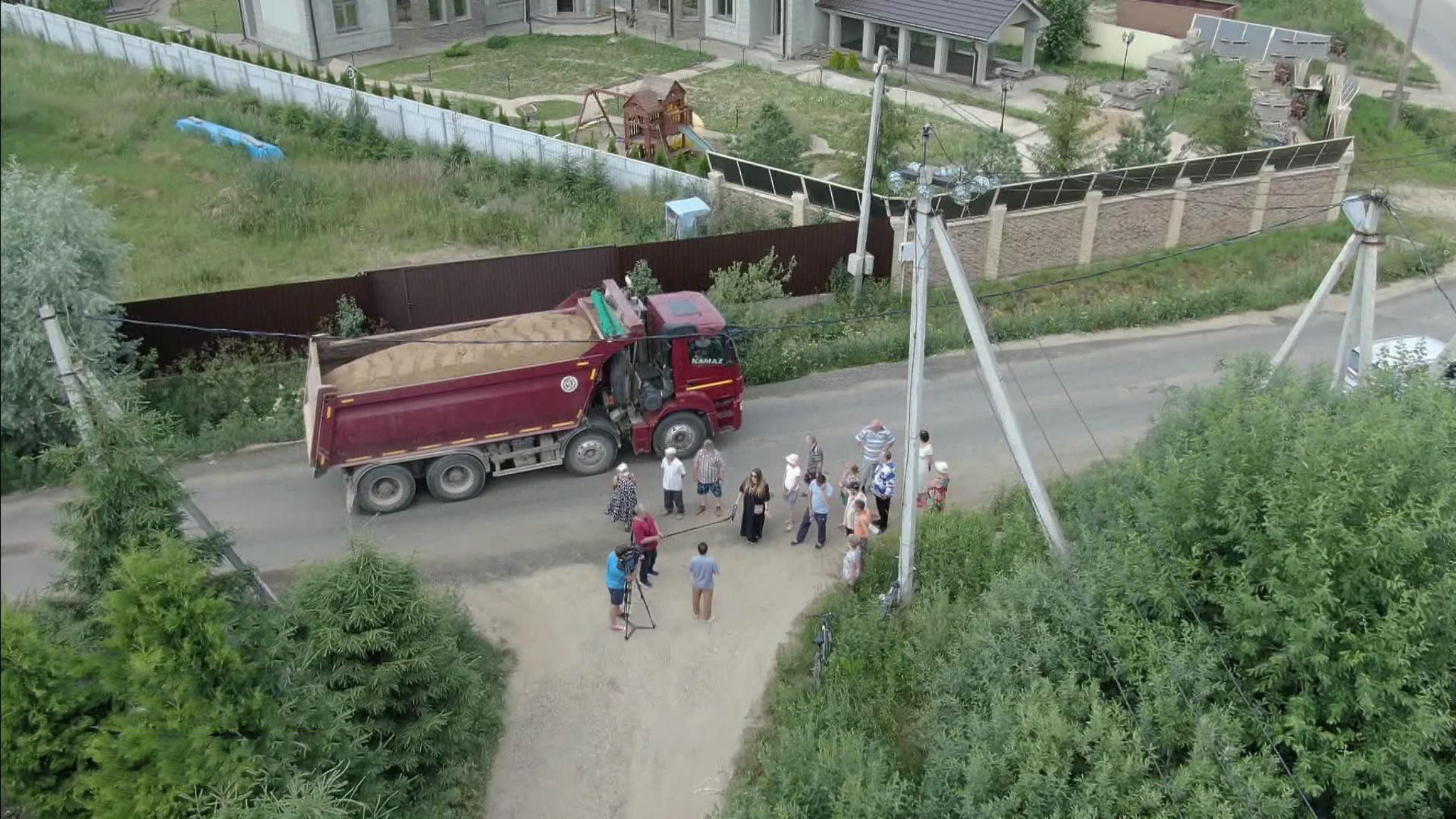 Песчаные дюны и самосвалы на улицах: деревня Ульянки задыхается от пыли