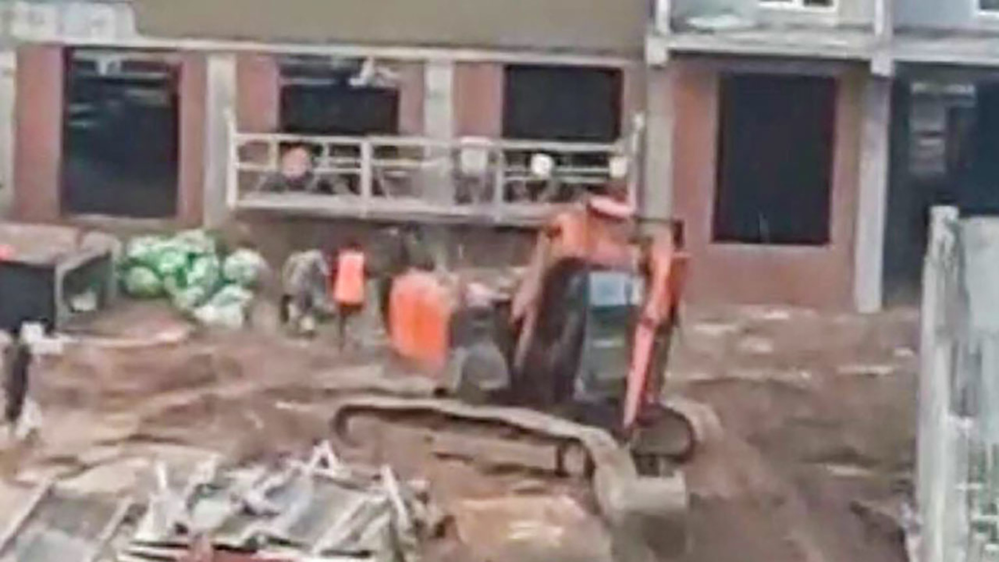 Танцуют все: в Казани рабочие устроили дискотеку на стройке