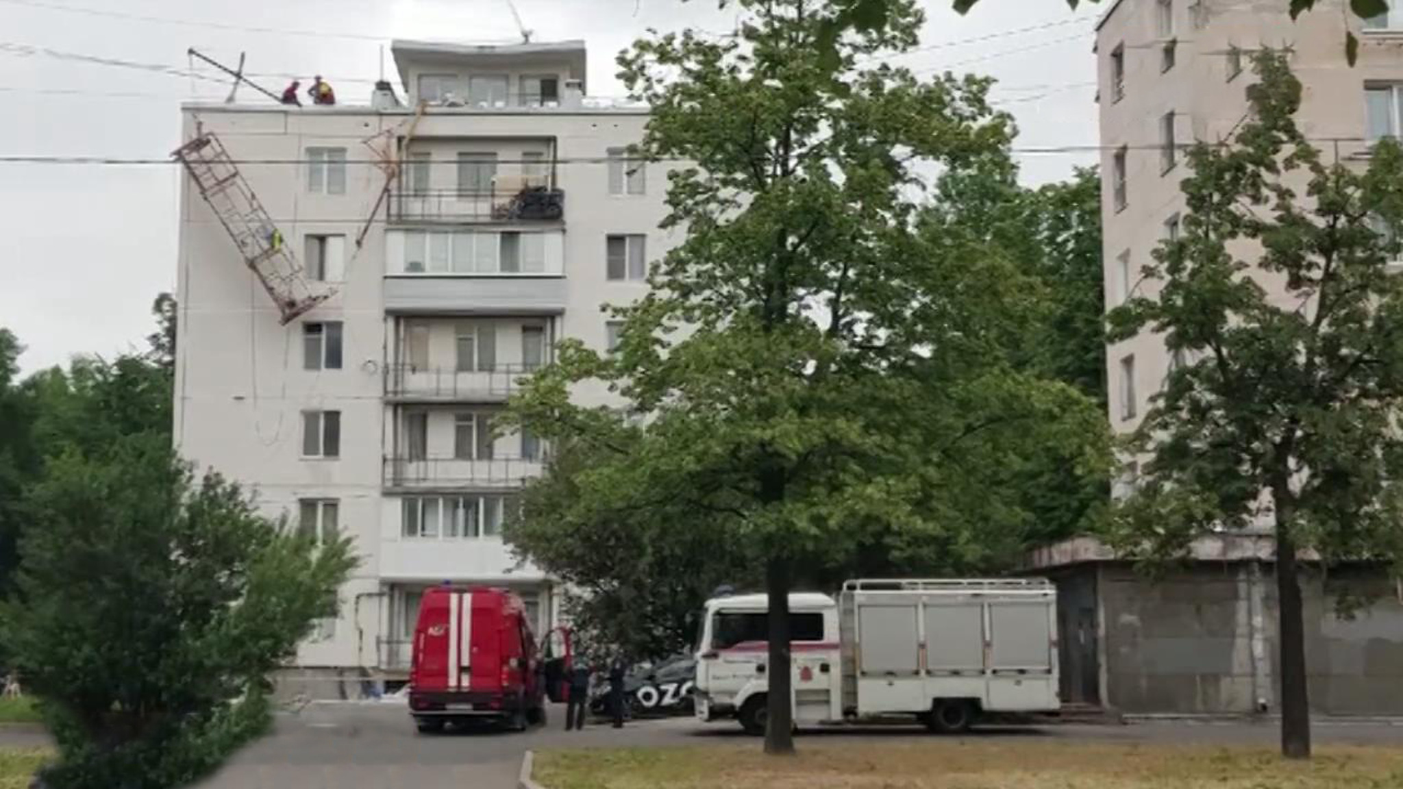В Петербурге во время высотных работ опрокинулась строительная люлька