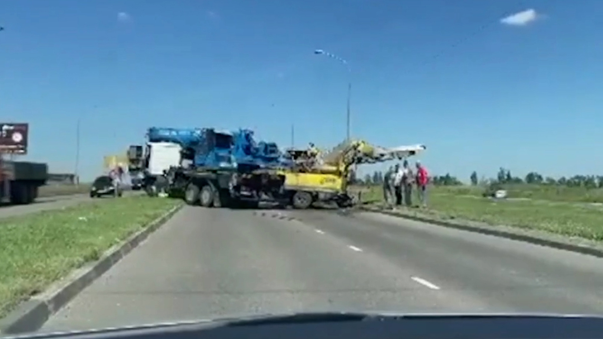 На улице Мичуринской в Тамбове автокран перекрыл движение