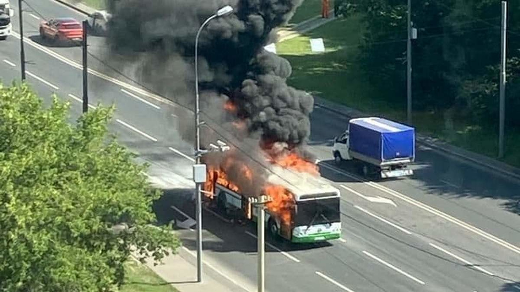 Пассажирский автобус полностью сгорел в Москве